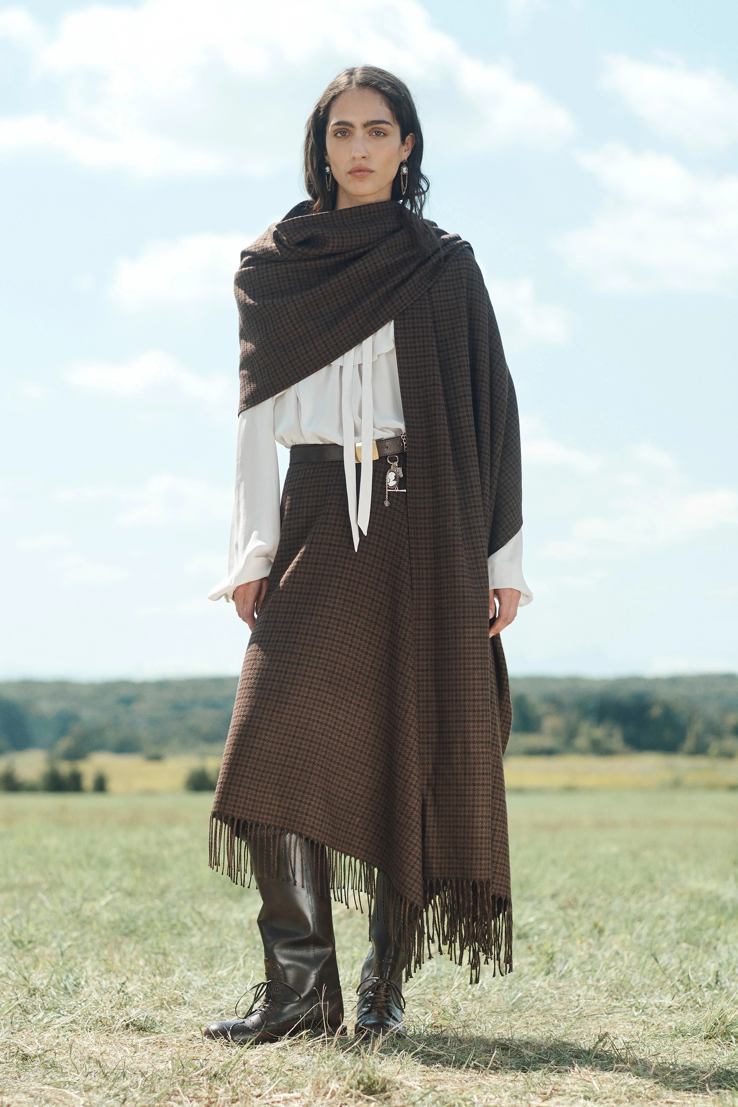 دامن میدی با کمر متوسط، لبه نامتقارن و جزئیات ریشدار دامن میدی با کمر متوسط، لبه نامتقارن و جزئیات ریشدار