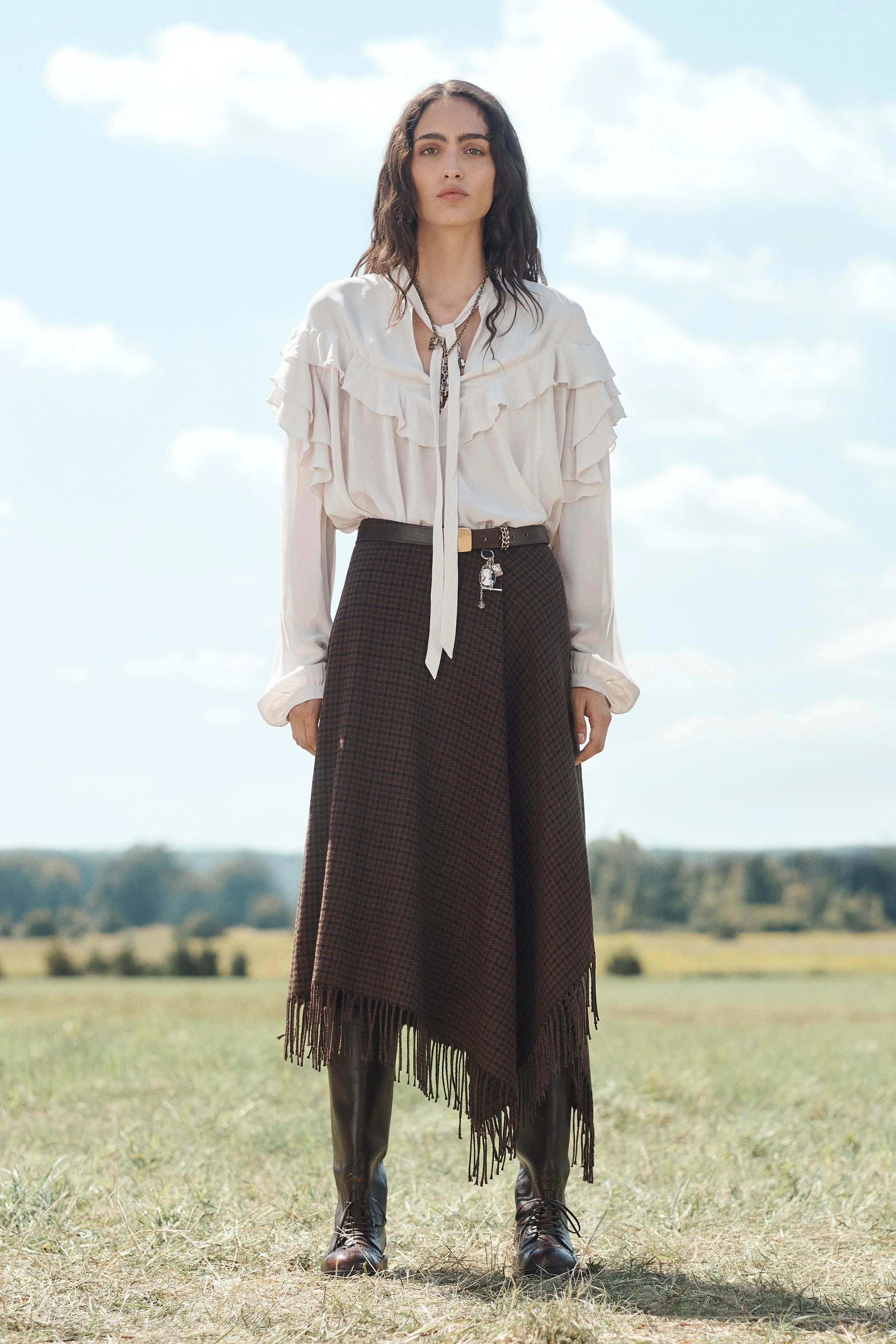 دامن میدی با کمر متوسط، لبه نامتقارن و جزئیات ریشدار دامن میدی با کمر متوسط، لبه نامتقارن و جزئیات ریشدار