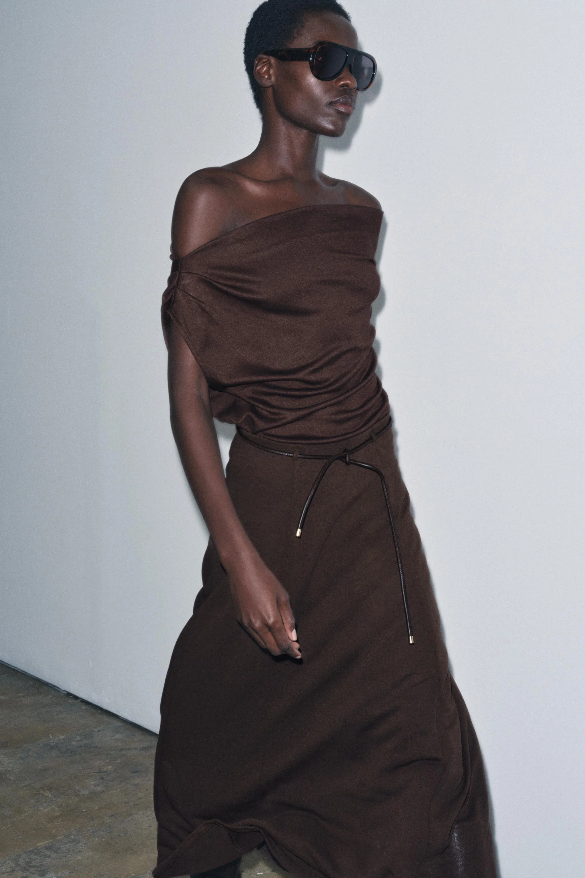 دامن بافتنی برش دار با کمربند دامن بافتنی برش دار با کمربند