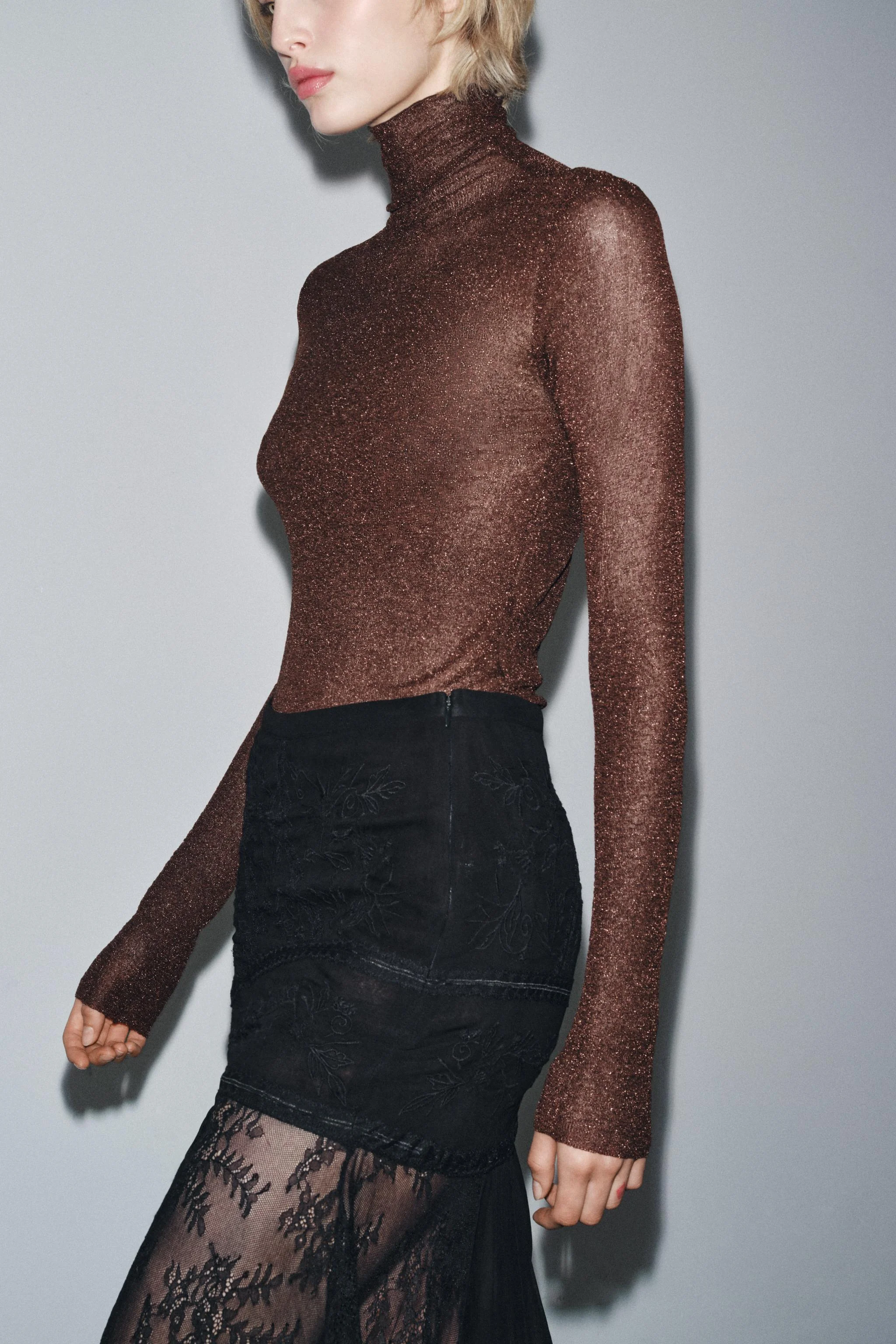 دامن میدی با کمر متوسط، ساخته شده از ویسکوز ریسیده ۱۰۰٪. دارای جزئیات گلدوزی گلدار هماهنگ و تکه دوزی توری. لبه نامتقارن. دارای زیپ مخفی در درز پهلو. دامن میدی با کمر متوسط، ساخته شده از ویسکوز ریسیده ۱۰۰٪. دارای جزئیات گلدوزی گلدار هماهنگ و تکه دوزی توری. لبه نامتقارن. دارای زیپ مخفی در درز پهلو.