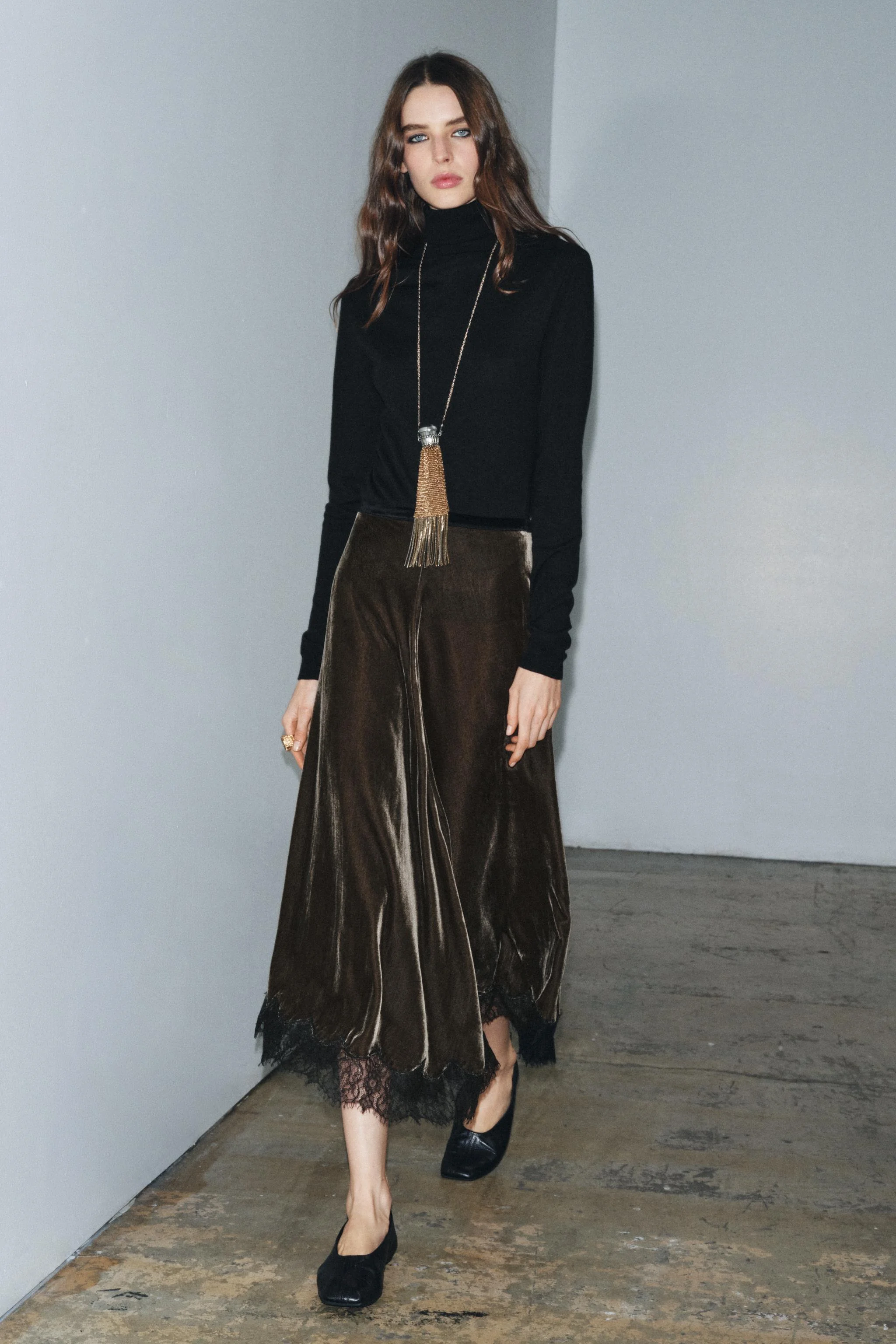 دامن میدی زنانه ZARA WOMAN COLLECTION با کمر بلند و پارچه مخمل. دارای تزیینات گیپور متضاد در لبه دامن. دارای زیپ مخفی در پهلو برای بستن.