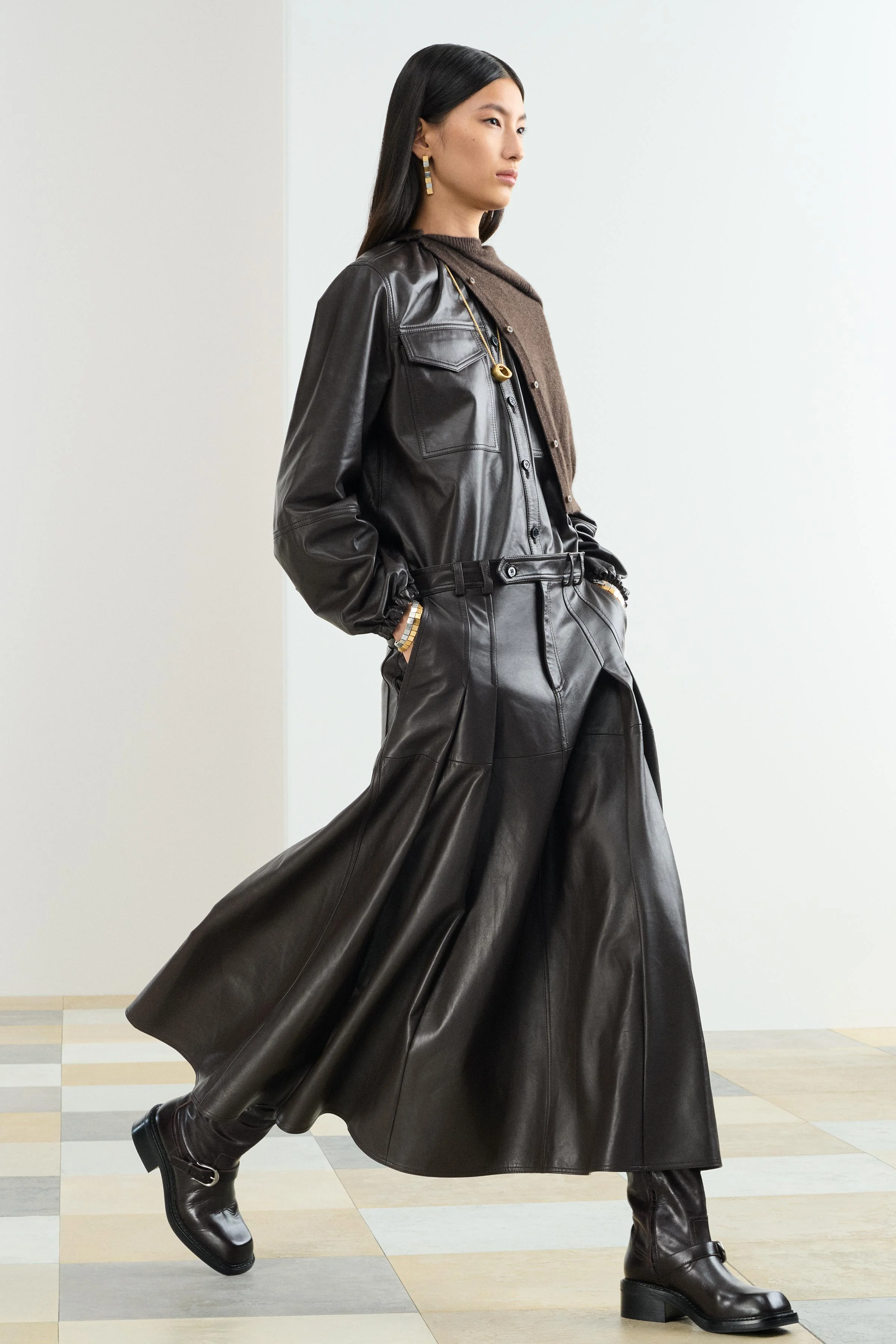 دامن میدی ساخته شده از 100% چرم. کمر متوسط با حلقه های کمربند. جیب های جانبی و جیب های تکه ای پشتی. لبه گشاد. دارای زیپ و دکمه در جلو. دامن میدی ساخته شده از 100% چرم. کمر متوسط با حلقه های کمربند. جیب های جانبی و جیب های تکه ای پشتی. لبه گشاد. دارای زیپ و دکمه در جلو.