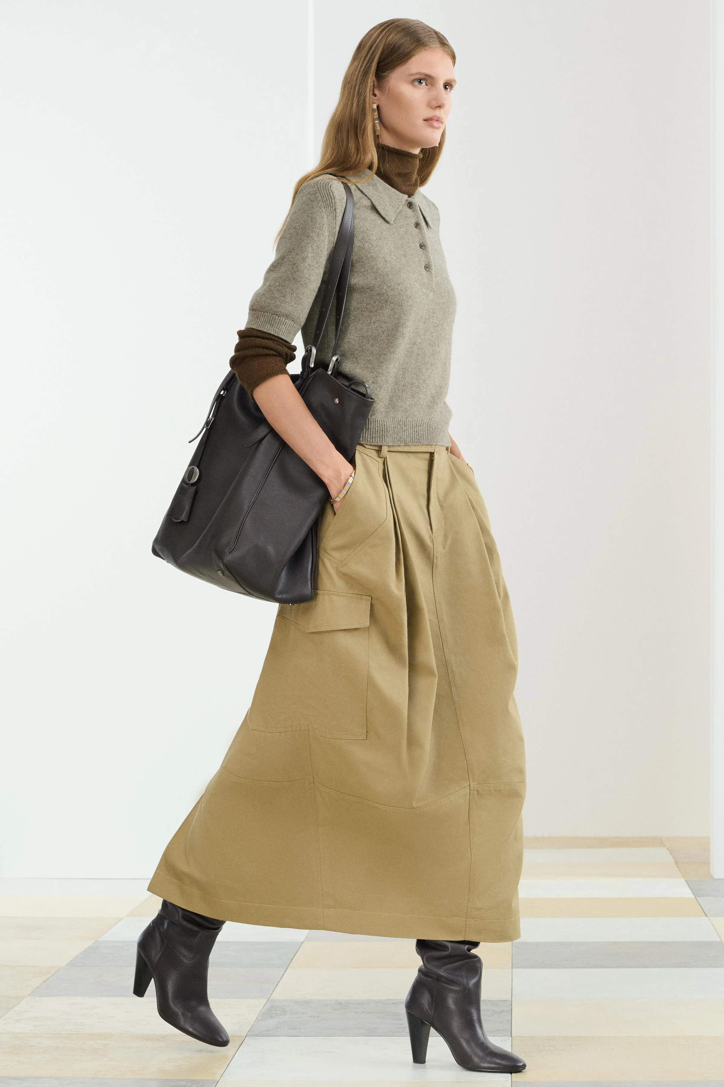 دامن میدی با کمر متوسط، تهیه شده از نخ پنبه. دارای جیب های مخفی در درزهای جانبی، یک جیب وصله ای با فلاپ، یک جیب پشتی، سجاف صاف و زیپ و دکمه در جلو. دامن میدی با کمر متوسط، تهیه شده از نخ پنبه. دارای جیب های مخفی در درزهای جانبی، یک جیب وصله ای با فلاپ، یک جیب پشتی، سجاف صاف و زیپ و دکمه در جلو.