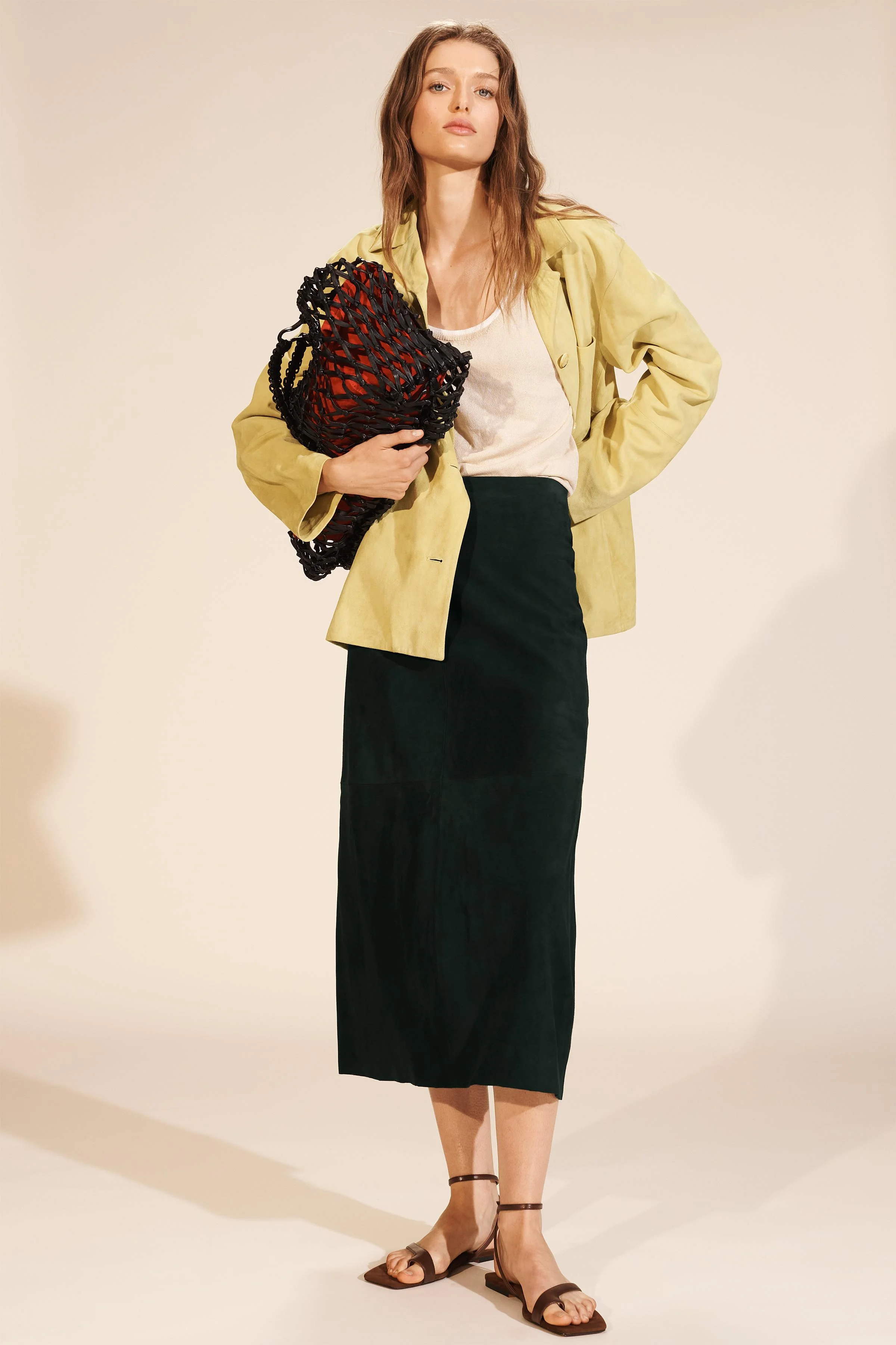 دامن چرمی جیر با طراحی مینیمال و نسخه محدود دامن چرمی جیر با طراحی مینیمال و نسخه محدود