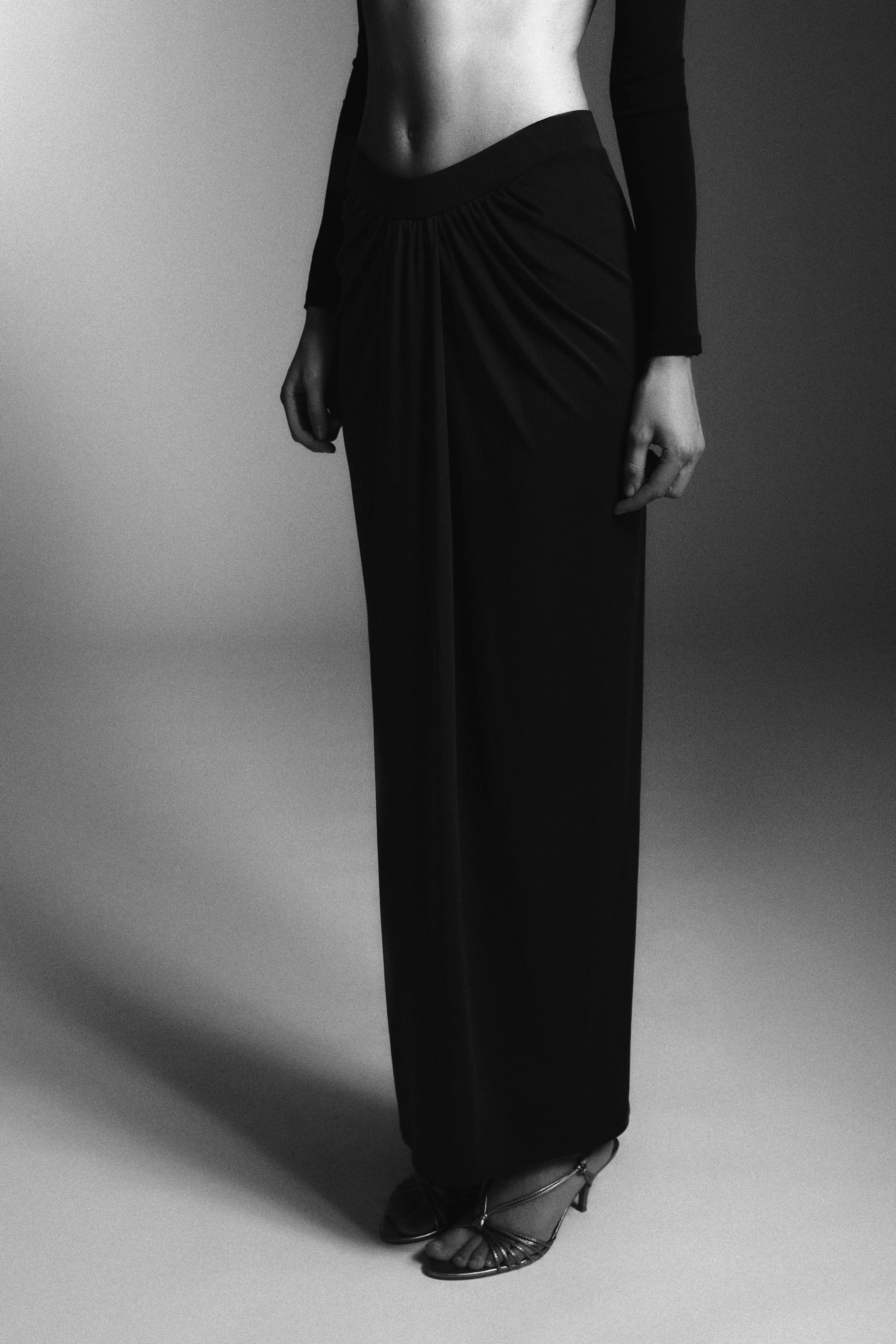 دامن بلند کرپ با جزئیات چین دار دامن بلند کرپ با جزئیات چین دار