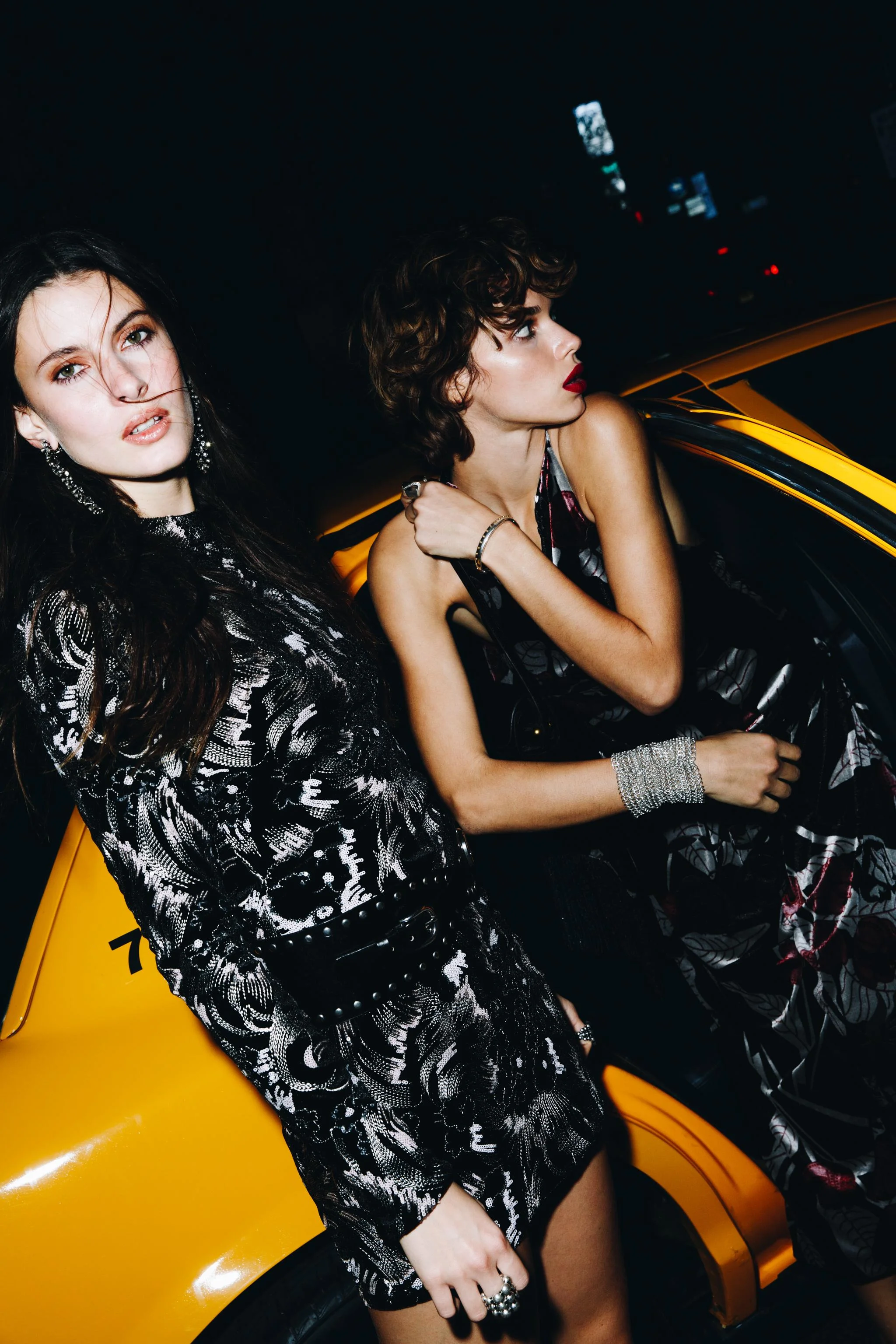 تاپ یقه هالتر مخملی با ریشه تاپ یقه هالتر مخملی با ریشه