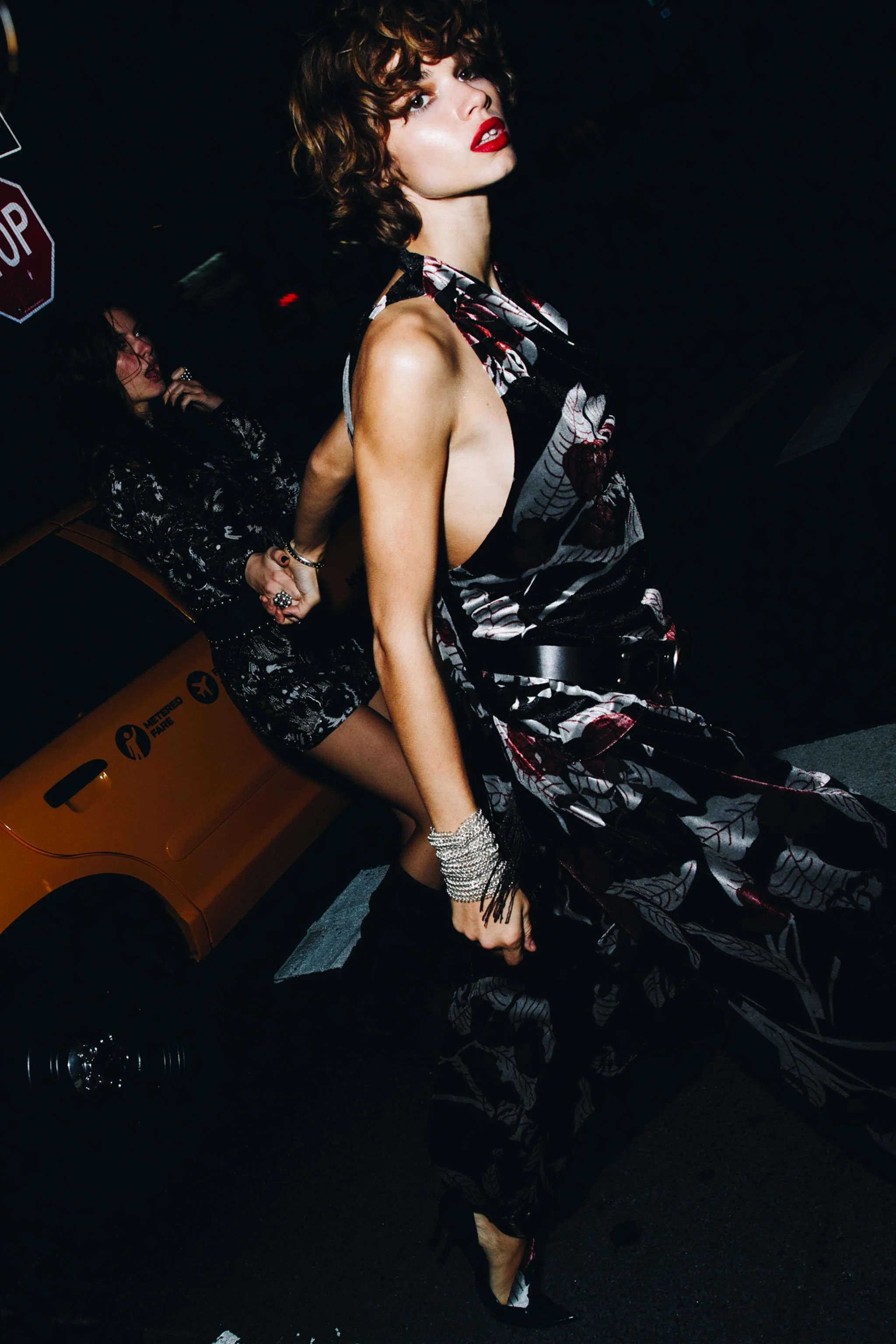 تاپ یقه هالتر مخملی با ریشه تاپ یقه هالتر مخملی با ریشه