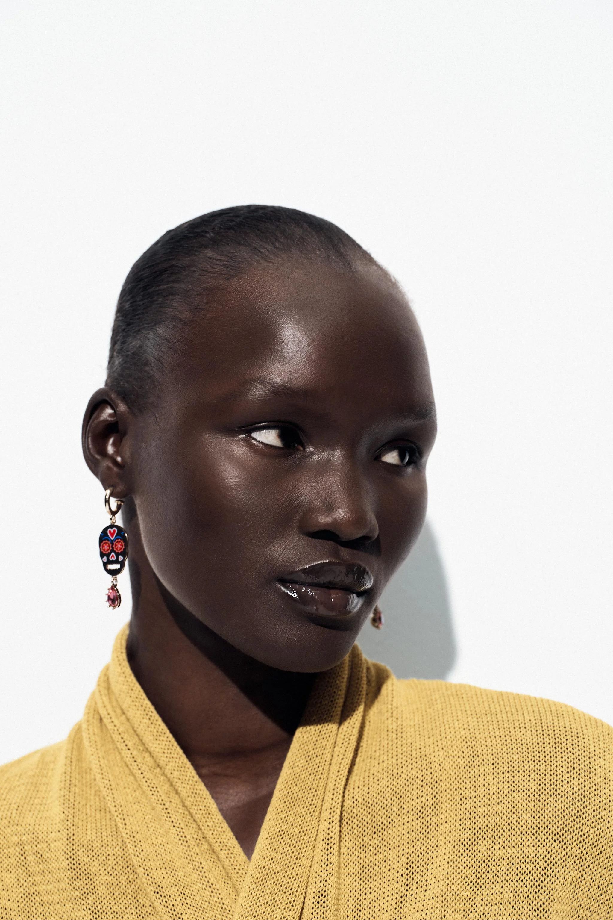 گوشواره های جمجمه میناکاری شده با نگین گوشواره های جمجمه میناکاری شده با نگین