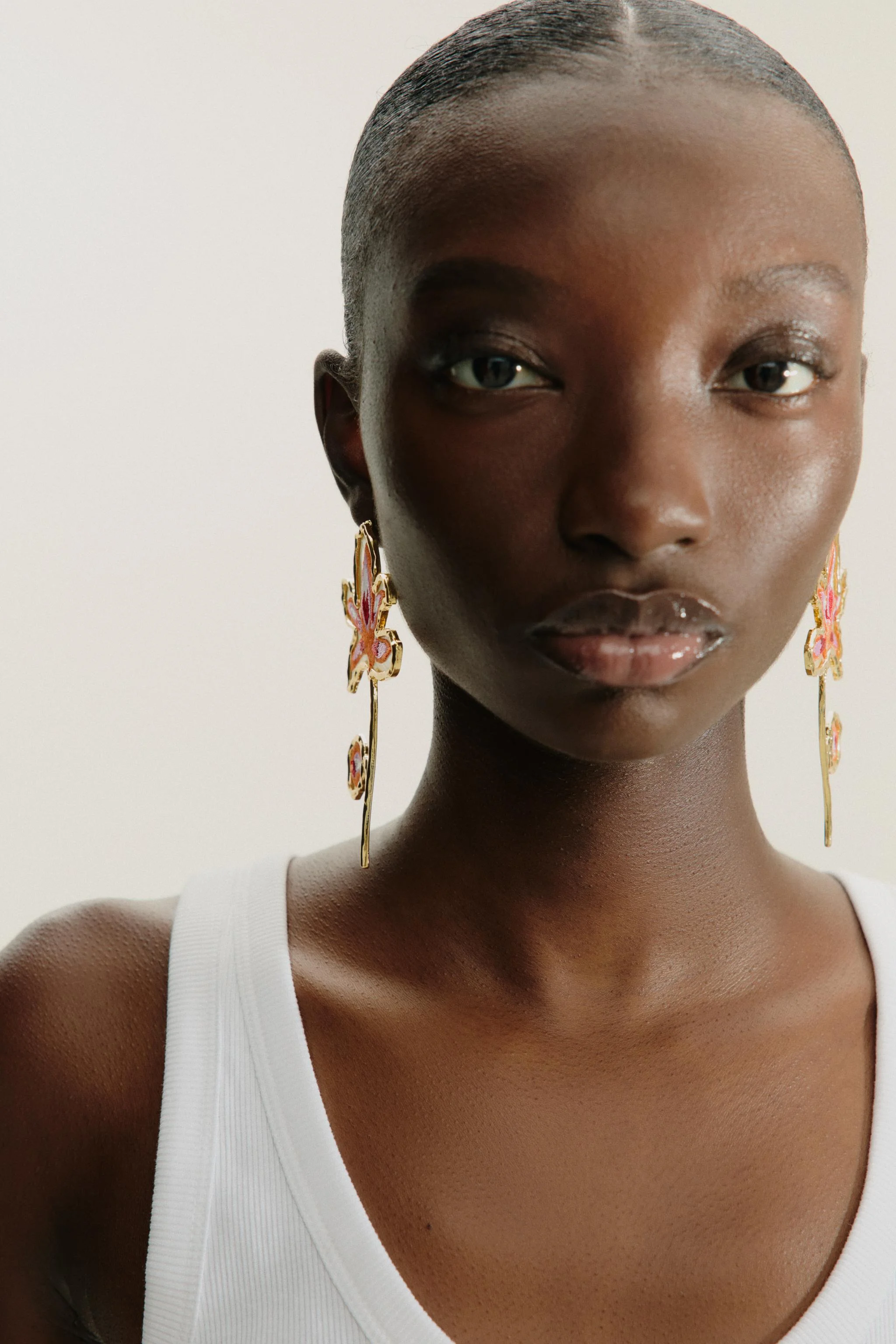 گوشواره های فلزی طرح گل با گلدوزی متضاد. دارای قفل فشاری.