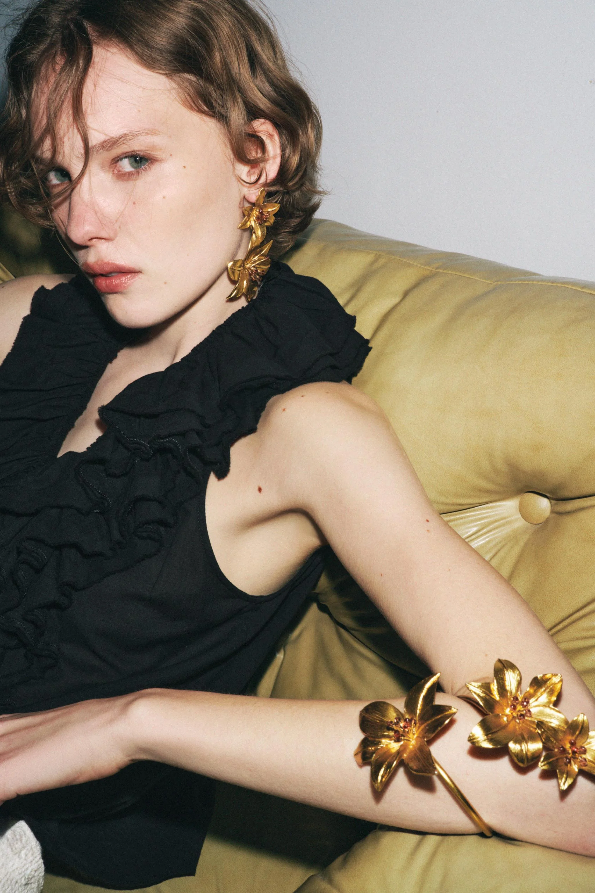 گوشواره های آویز فلزی با طرح گل برجسته و جزئیات مهره گوشواره های آویز فلزی با طرح گل برجسته و جزئیات مهره