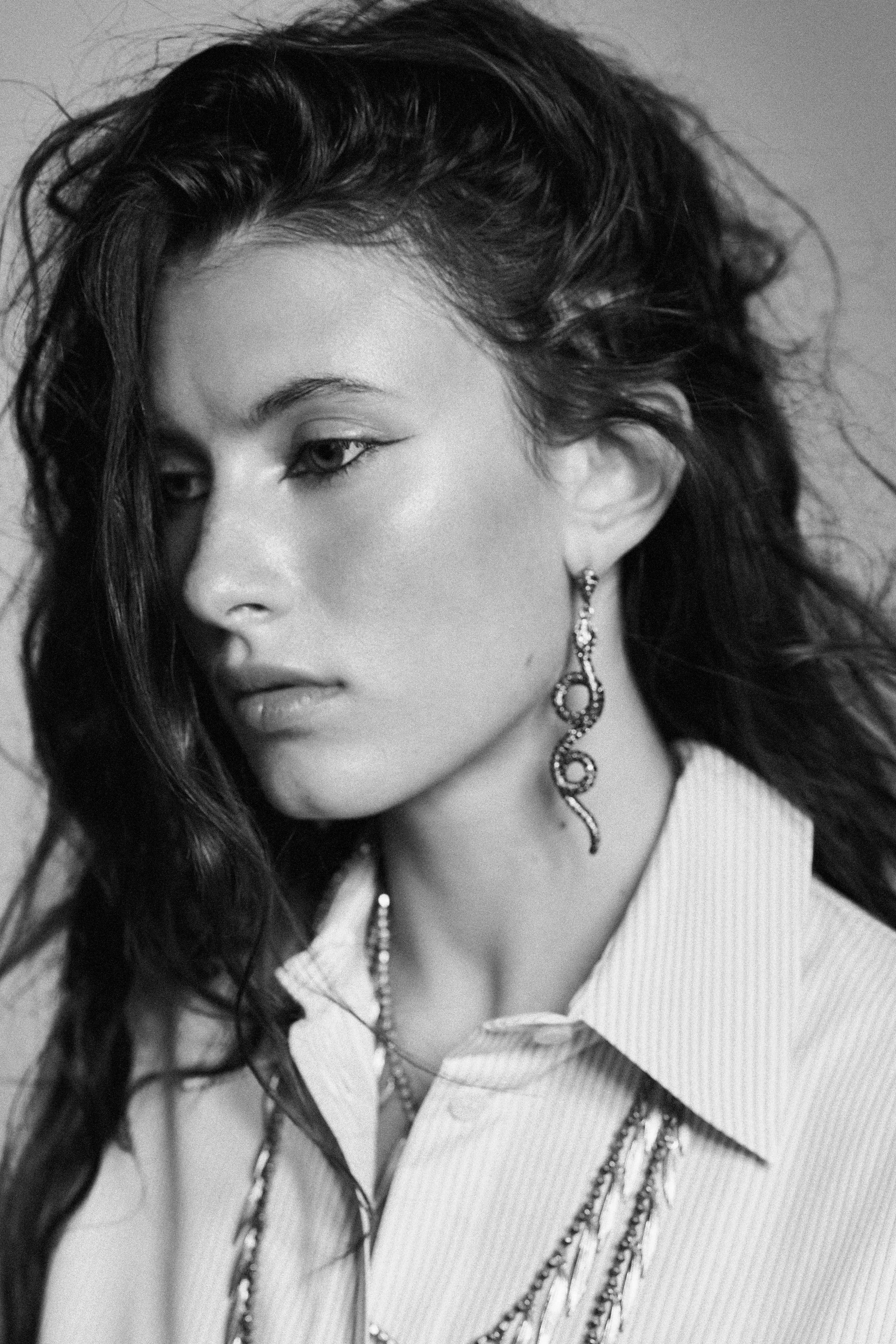 گوشواره های فلزی نامتقارن با طرح پوست ماری بافت دار گوشواره های فلزی نامتقارن با طرح پوست ماری بافت دار