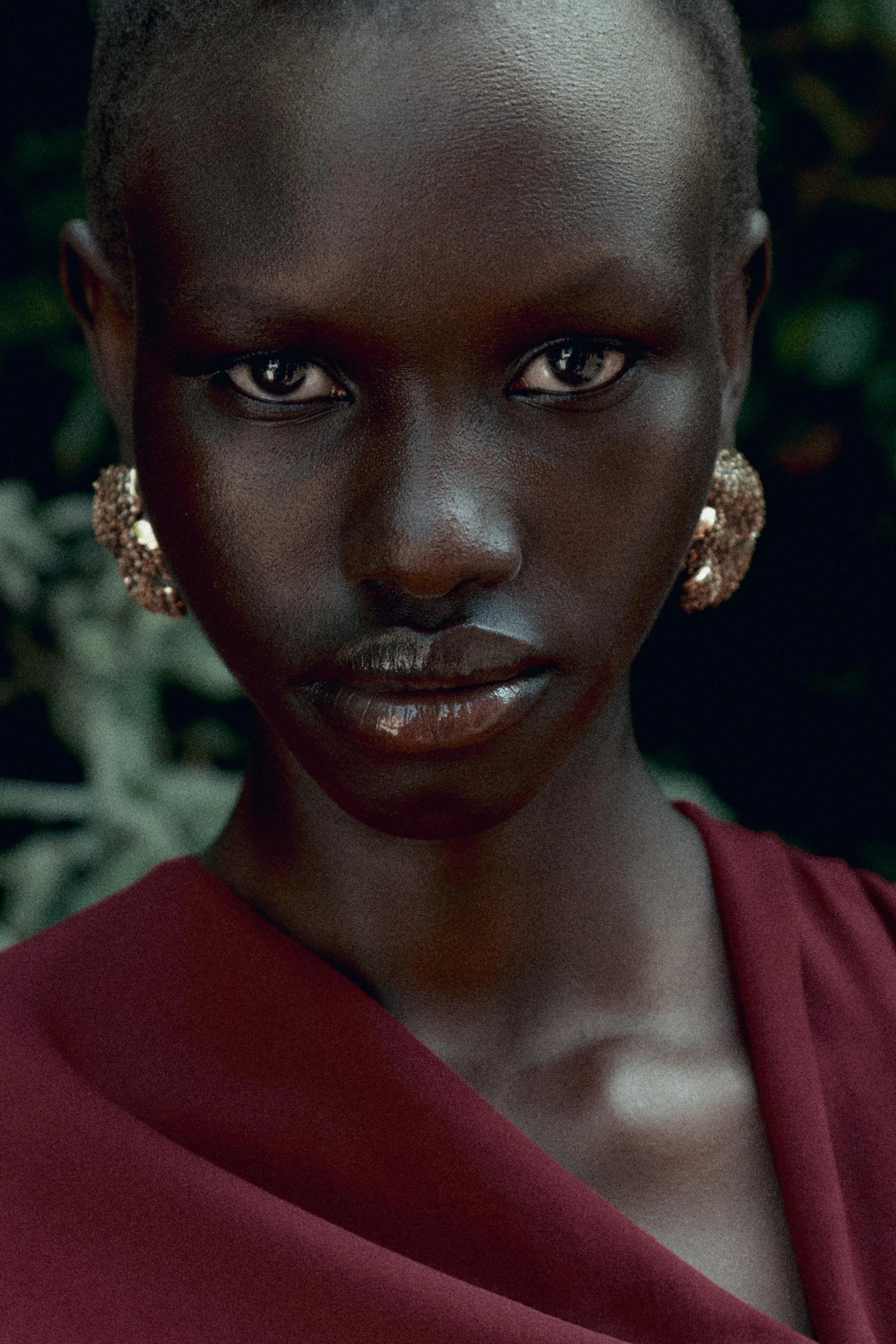 گوشواره های فلزی طرح گل برجسته با نگین های براق