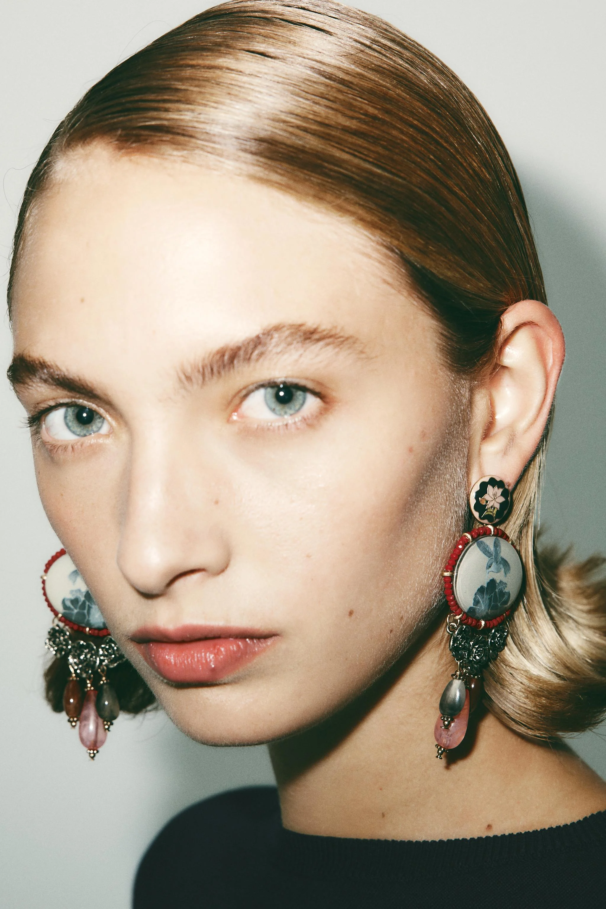 گوشواره های آویزی رزینی با سنگ های تزئینی