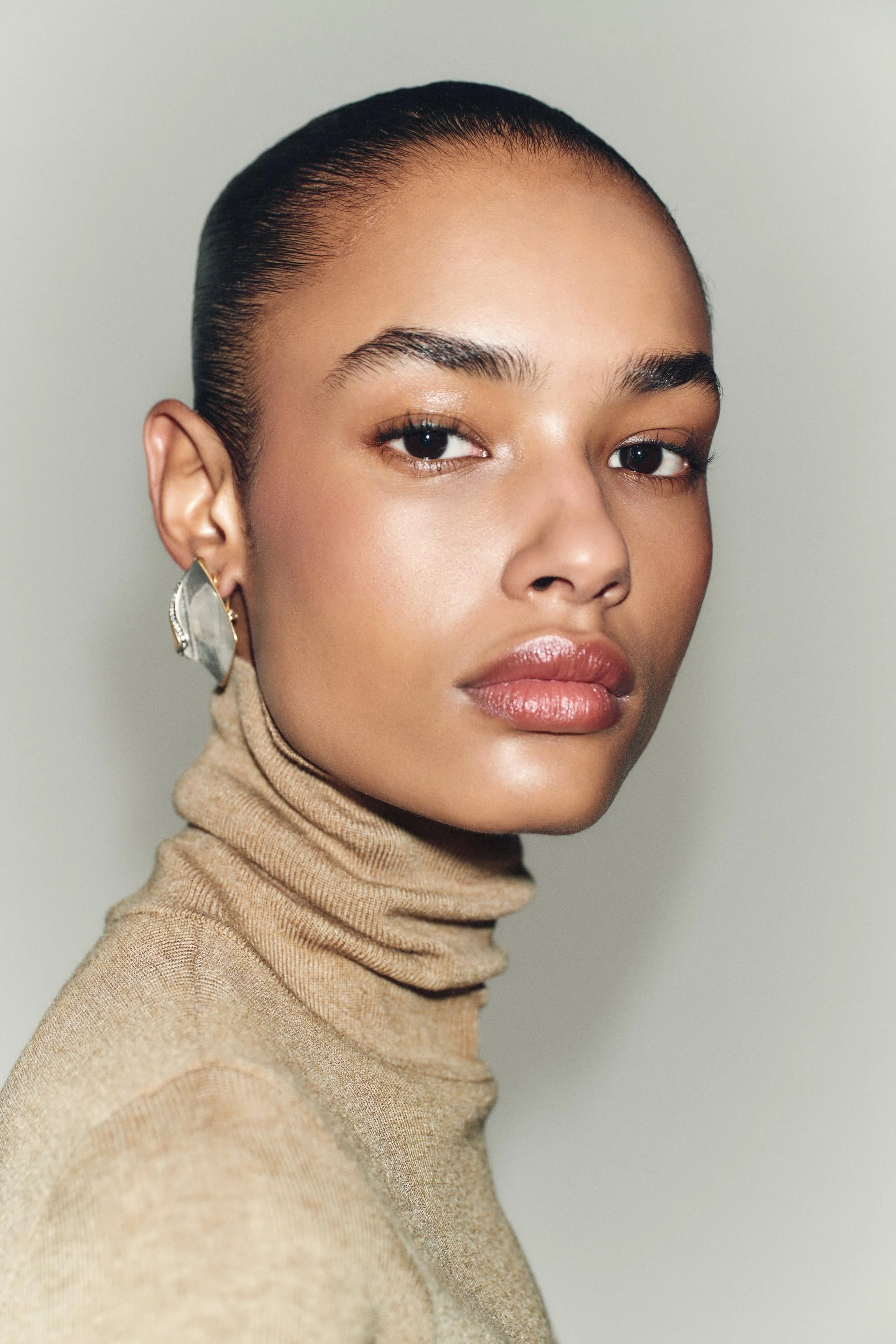 گوشواره های متالیک متضاد با تزئینات نگین دار