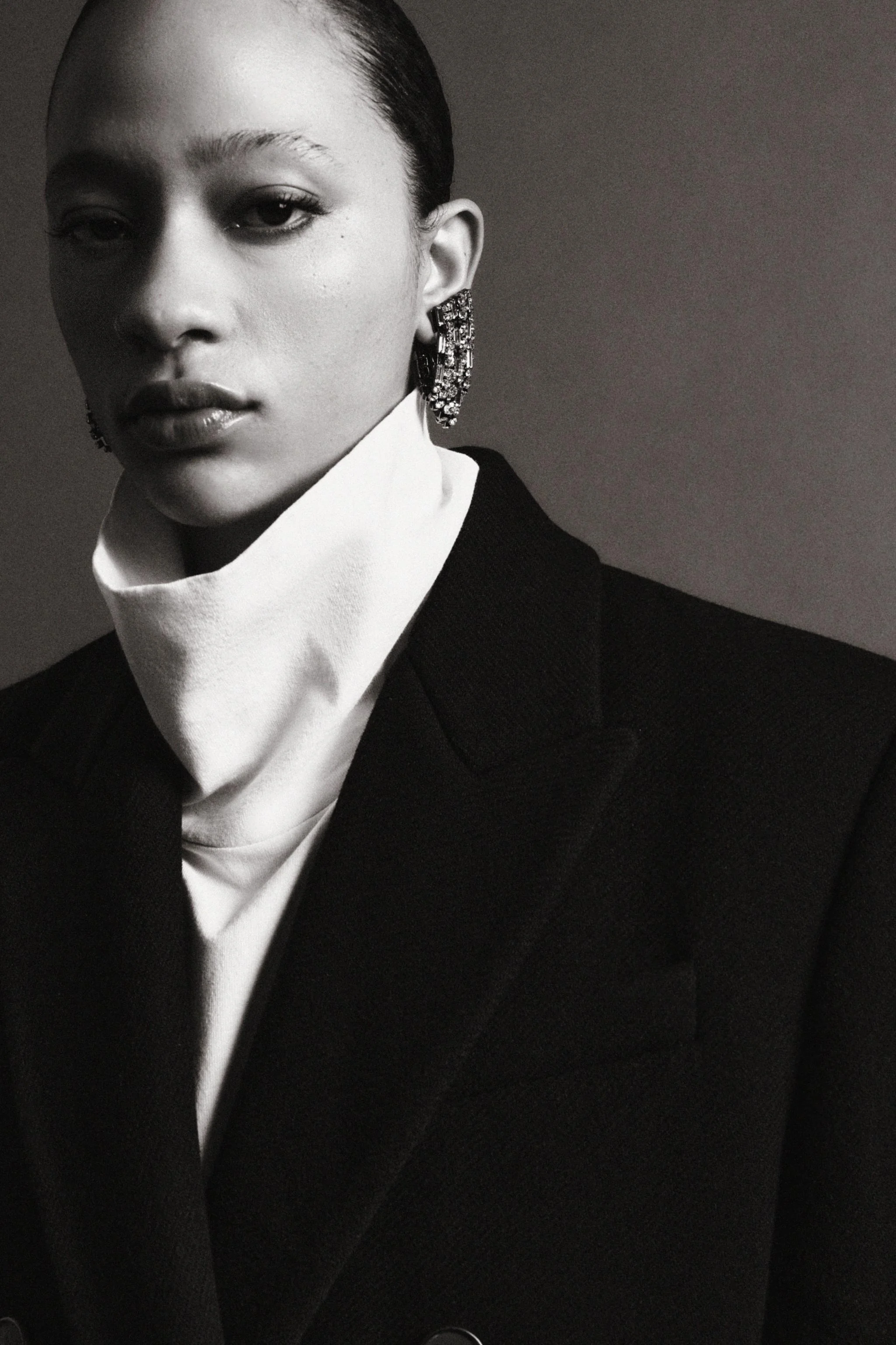 گوشواره های فلزی با تزیینات جواهری چندگانه و متضاد. دارای بست گیره ای. گوشواره های فلزی با تزیینات جواهری چندگانه و متضاد. دارای بست گیره ای.