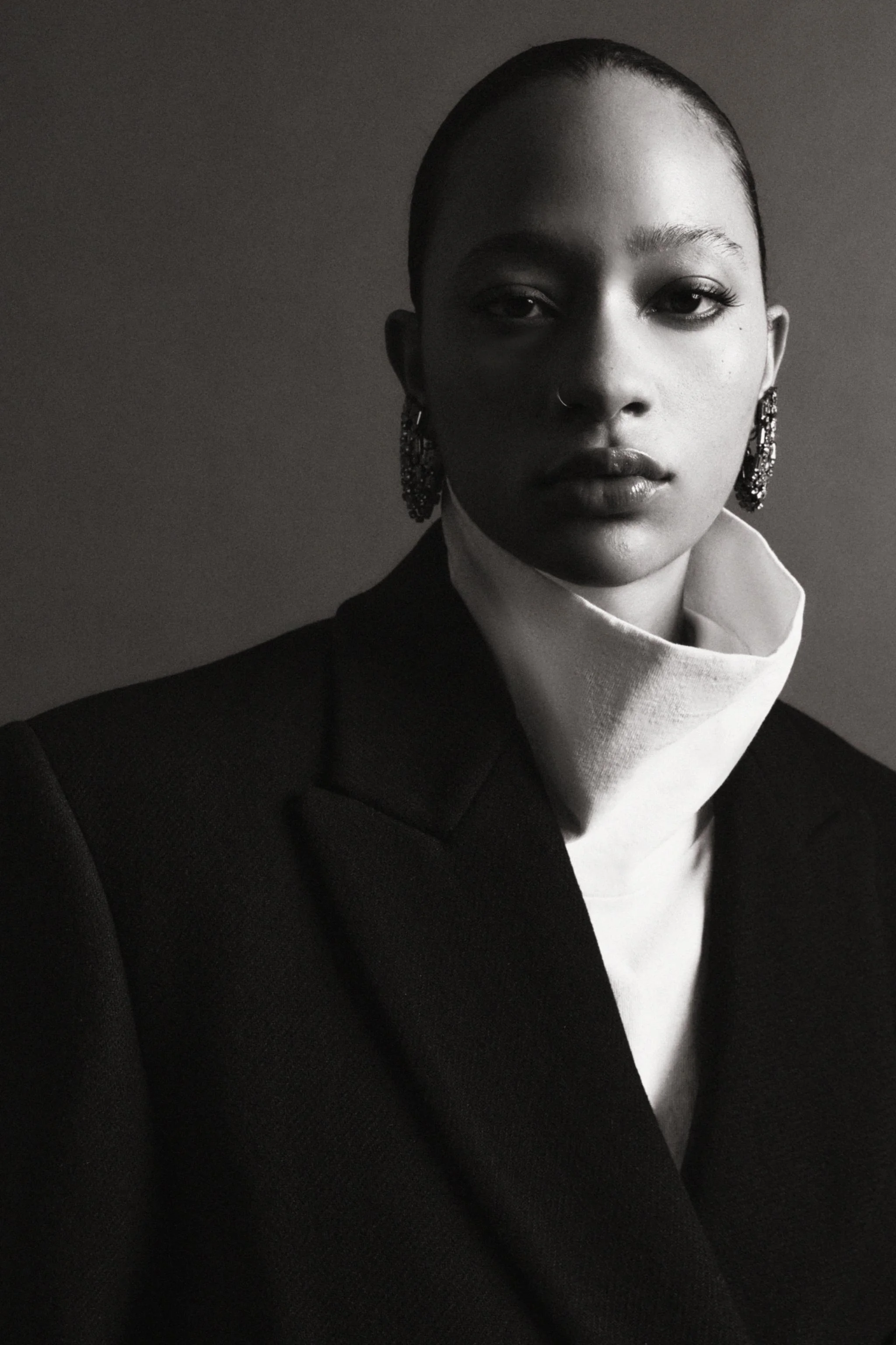 گوشواره های فلزی با تزیینات جواهری چندگانه و متضاد. دارای بست گیره ای.