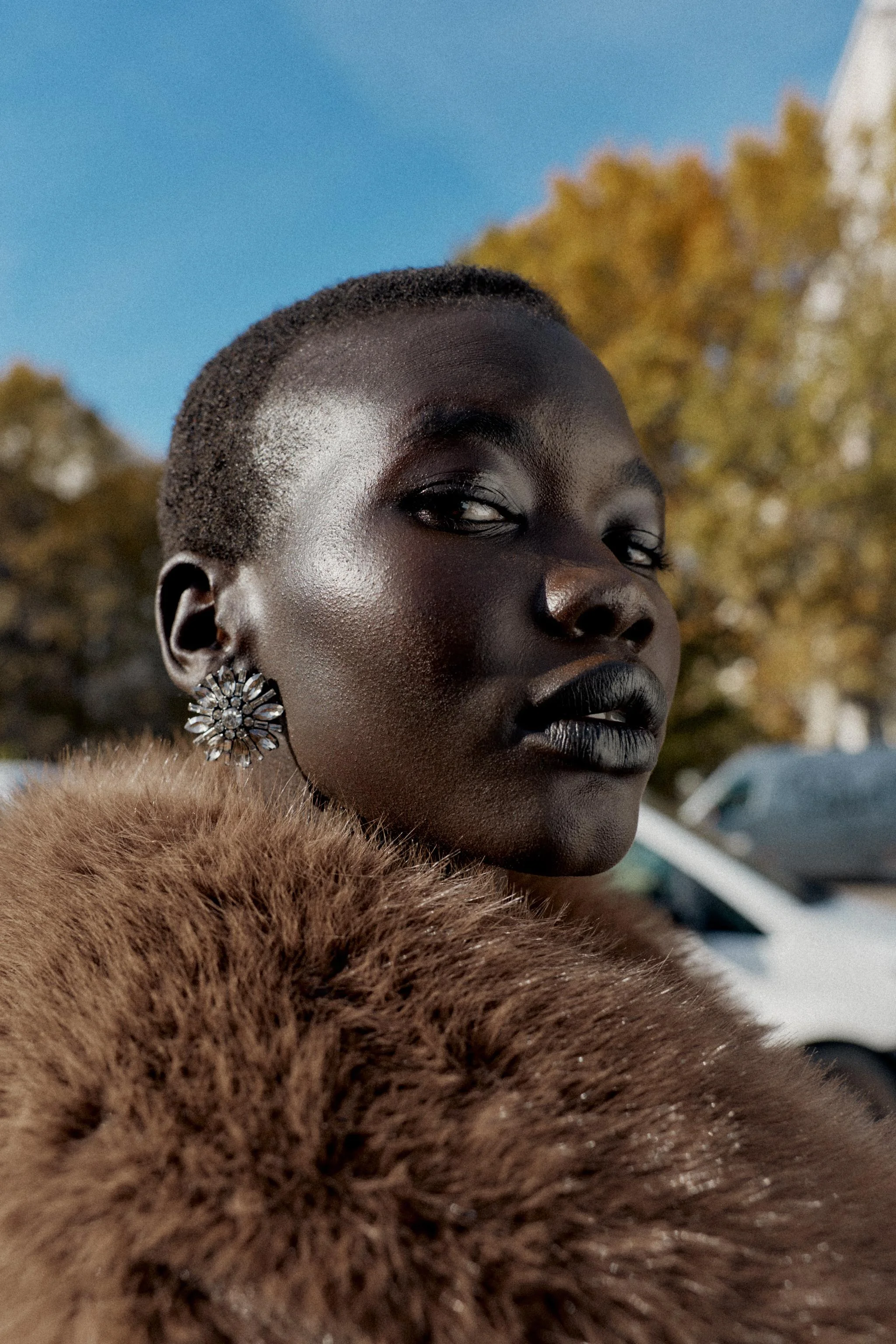 گوشواره های فلزی طرح گل با نگین های بدلی گوشواره های فلزی طرح گل با نگین های بدلی