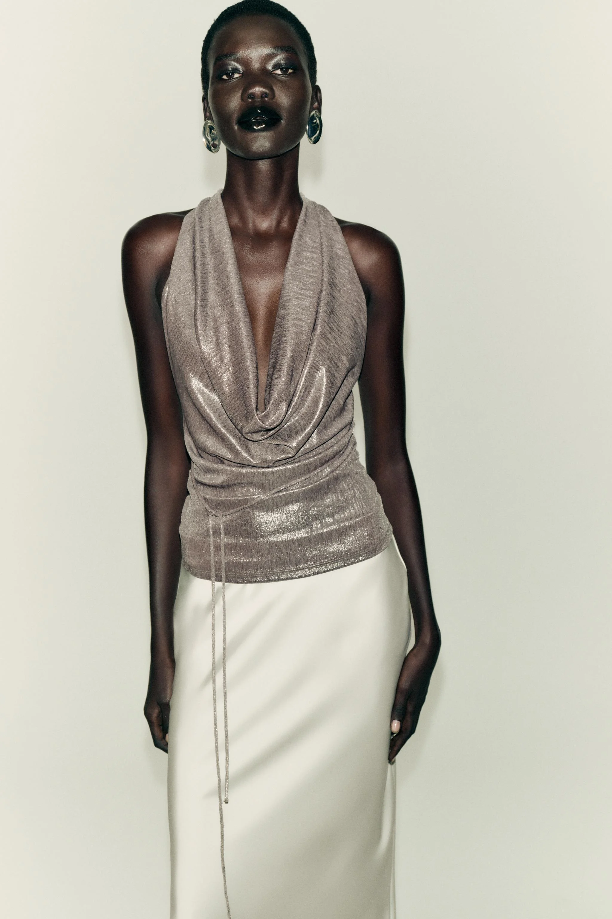 تاپ هالتر با یقه افتاده. پشت باز. پارچه براق و روان.