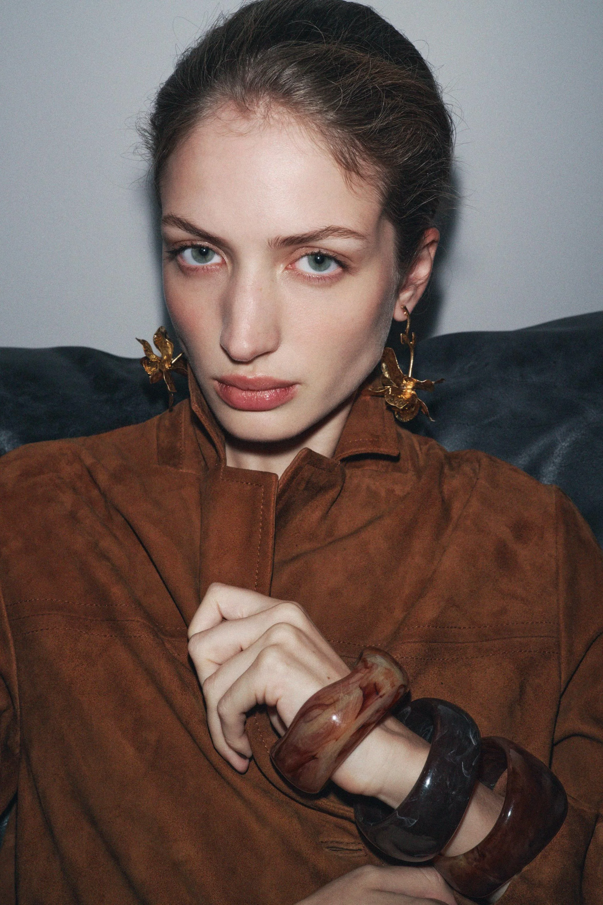 گوشواره های آویز فلزی طرح گل با بافت برجسته. دارای قفل فشاری.