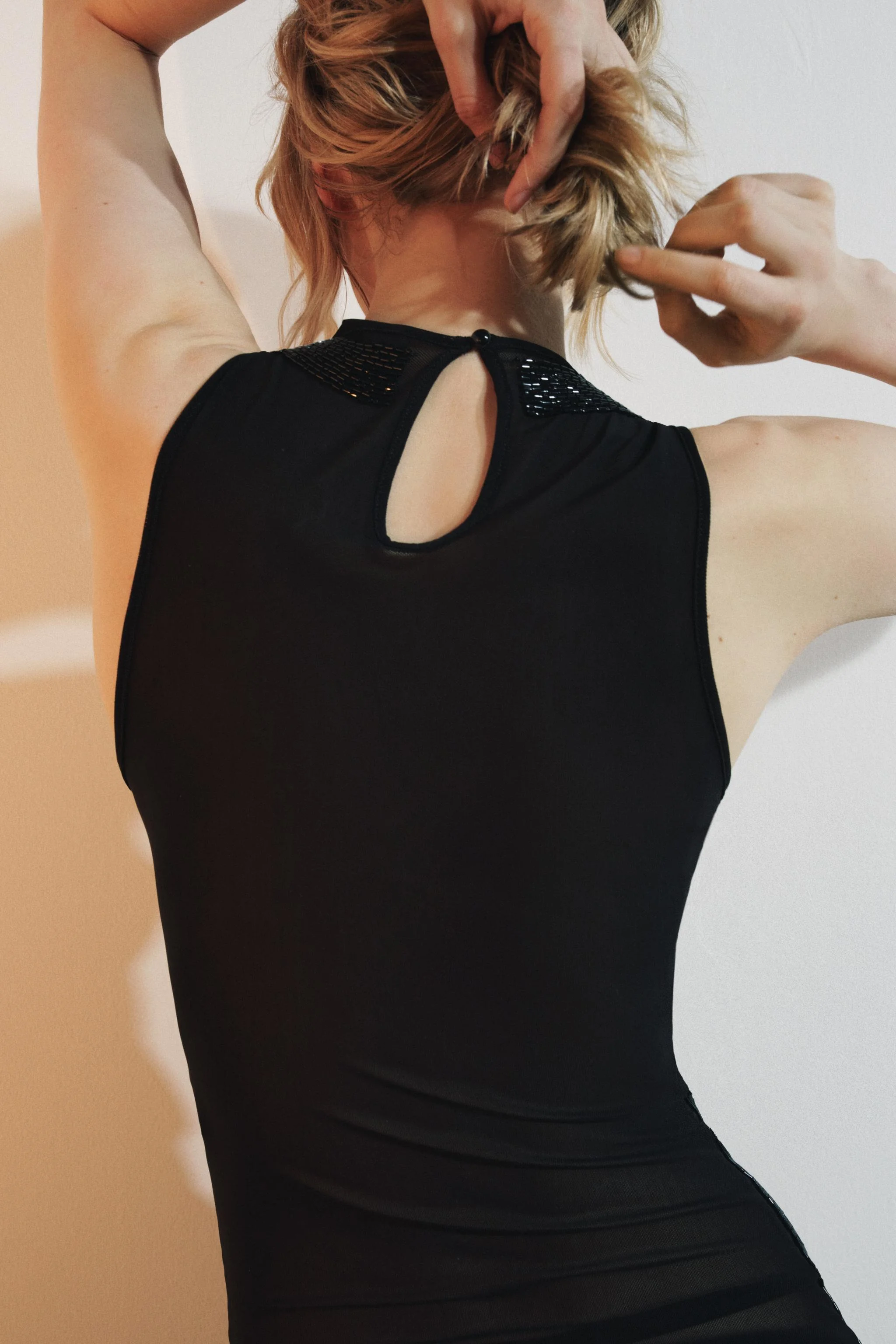 تاپ تزئین شده با مهره