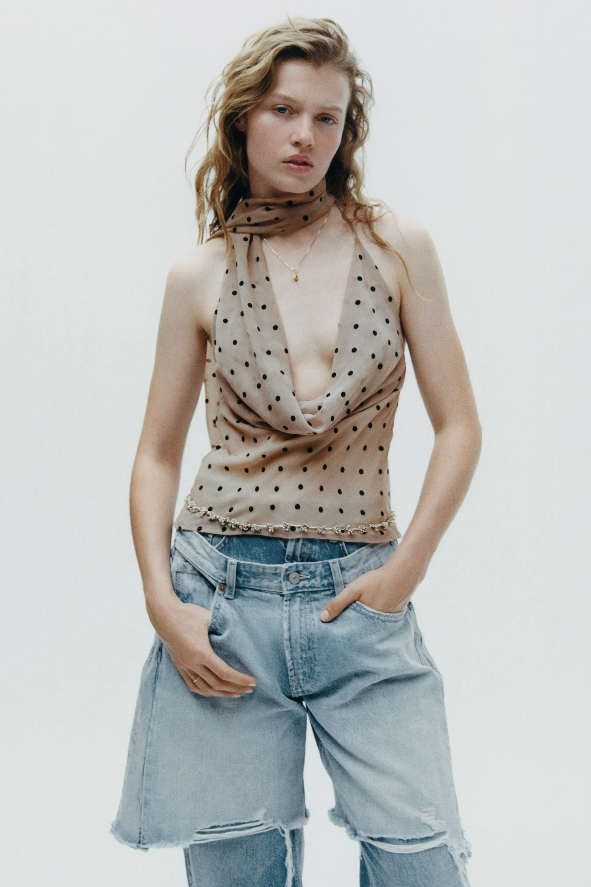 تاپ یقه هالتر خال‌خالی با شال