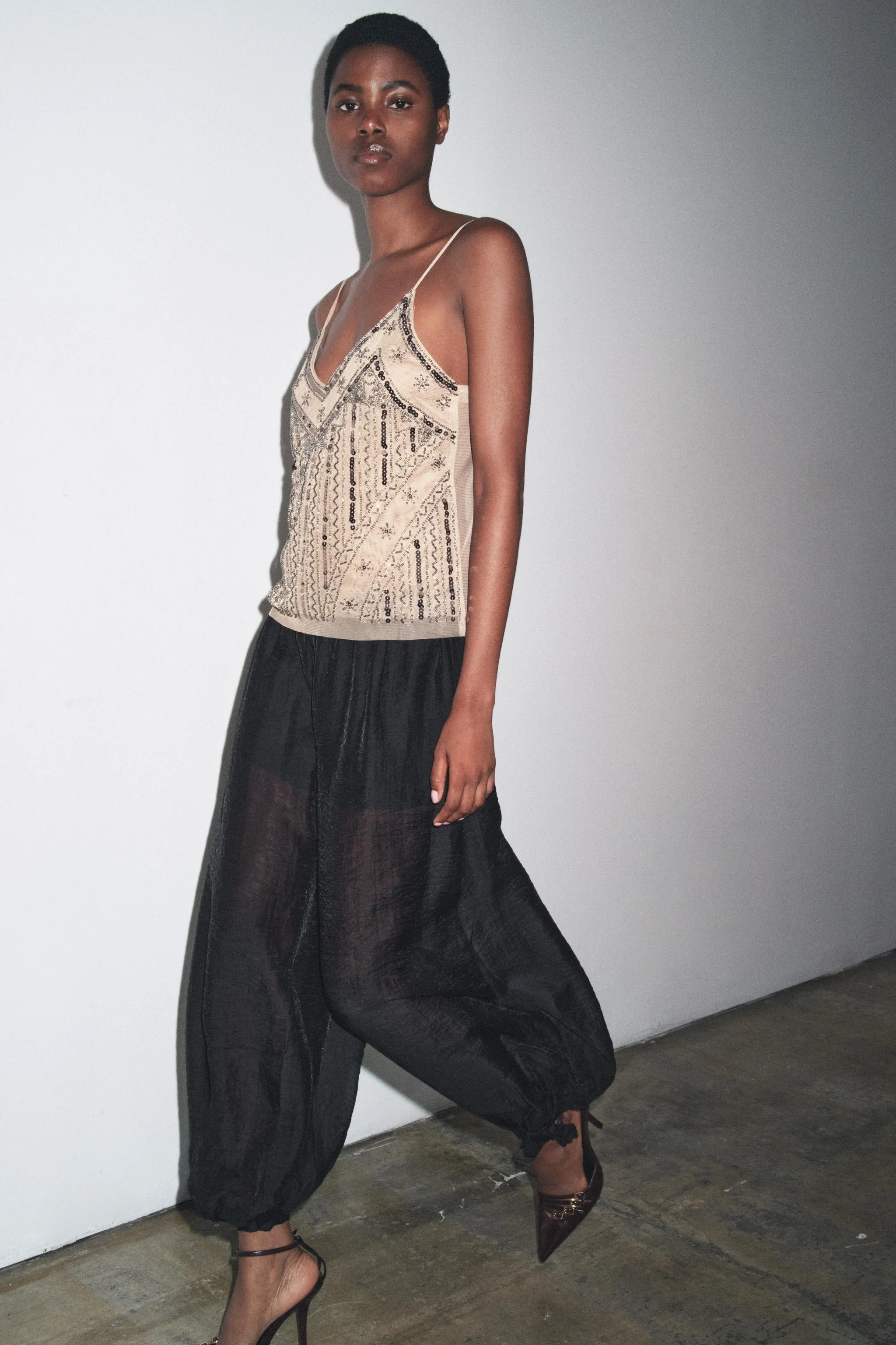 تاپ رکابی یقه هفت با بندهای نازک، جزئیات گلدوزی شده و تکه دوزی پولک