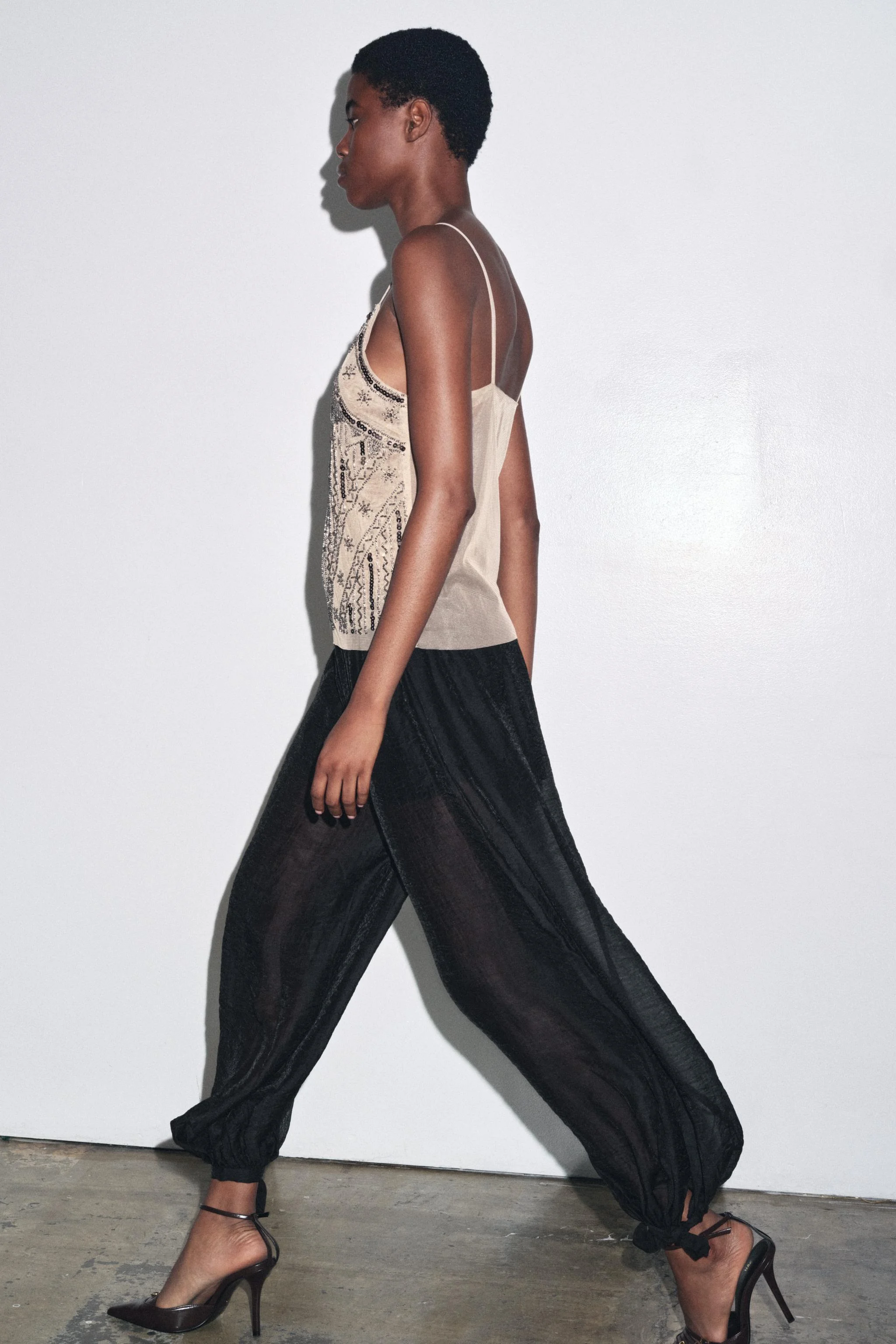 تاپ رکابی یقه هفت با بندهای نازک، جزئیات گلدوزی شده و تکه دوزی پولک