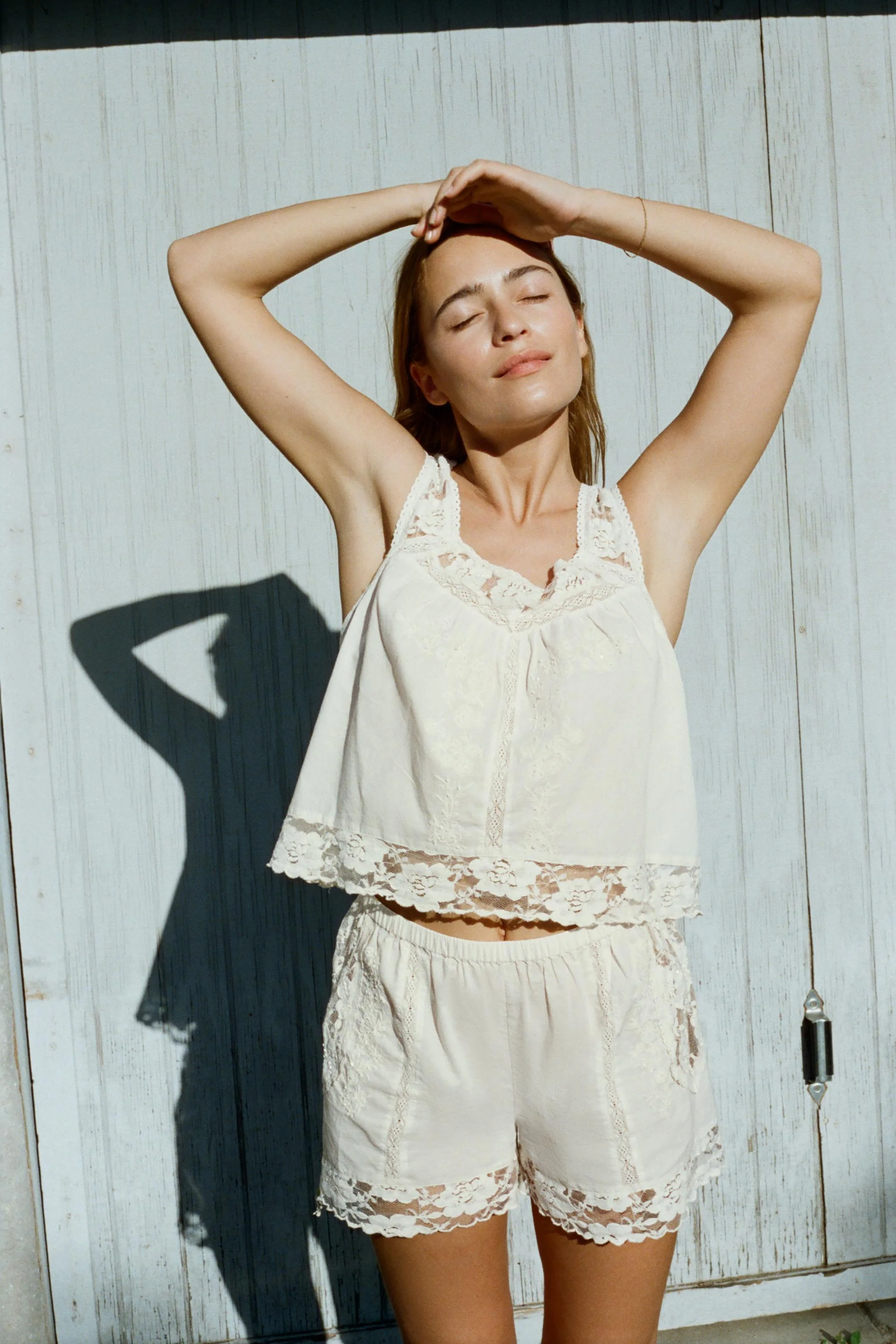 تاپ بنددار گیپور گلدوزی شده نسخه محدود تاپ بنددار گیپور گلدوزی شده نسخه محدود