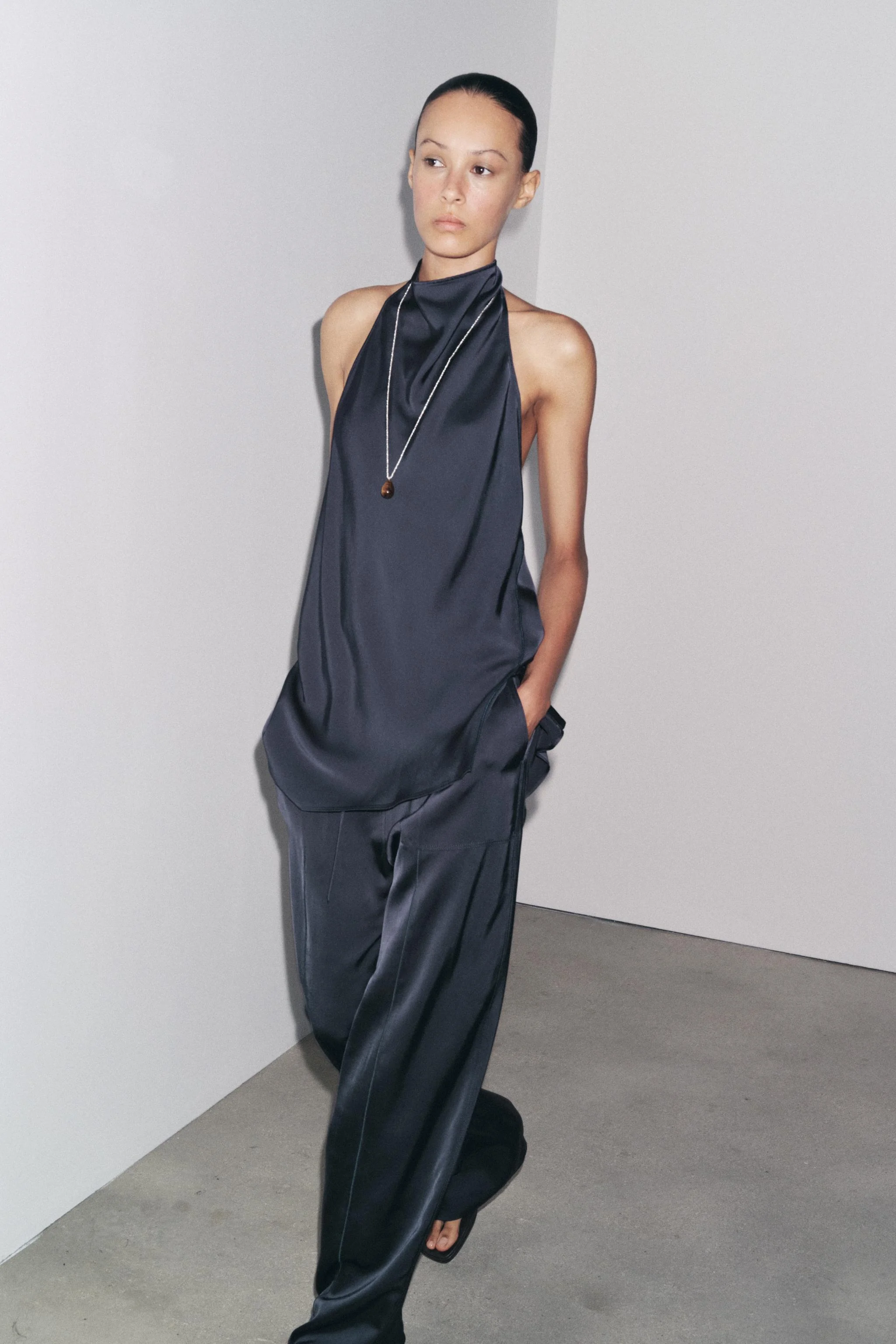 تاپ هالتر زنانه ساتن ZW COLLECTION