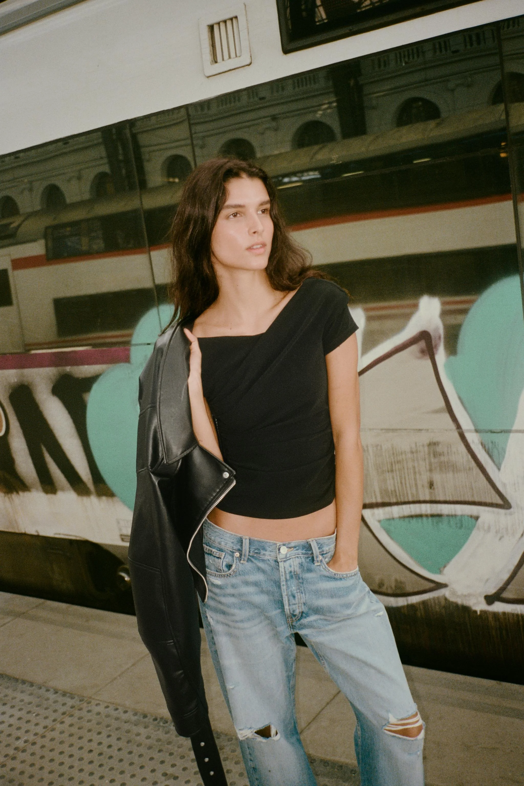 تاپ نامتقارن با جزئیات چین دار