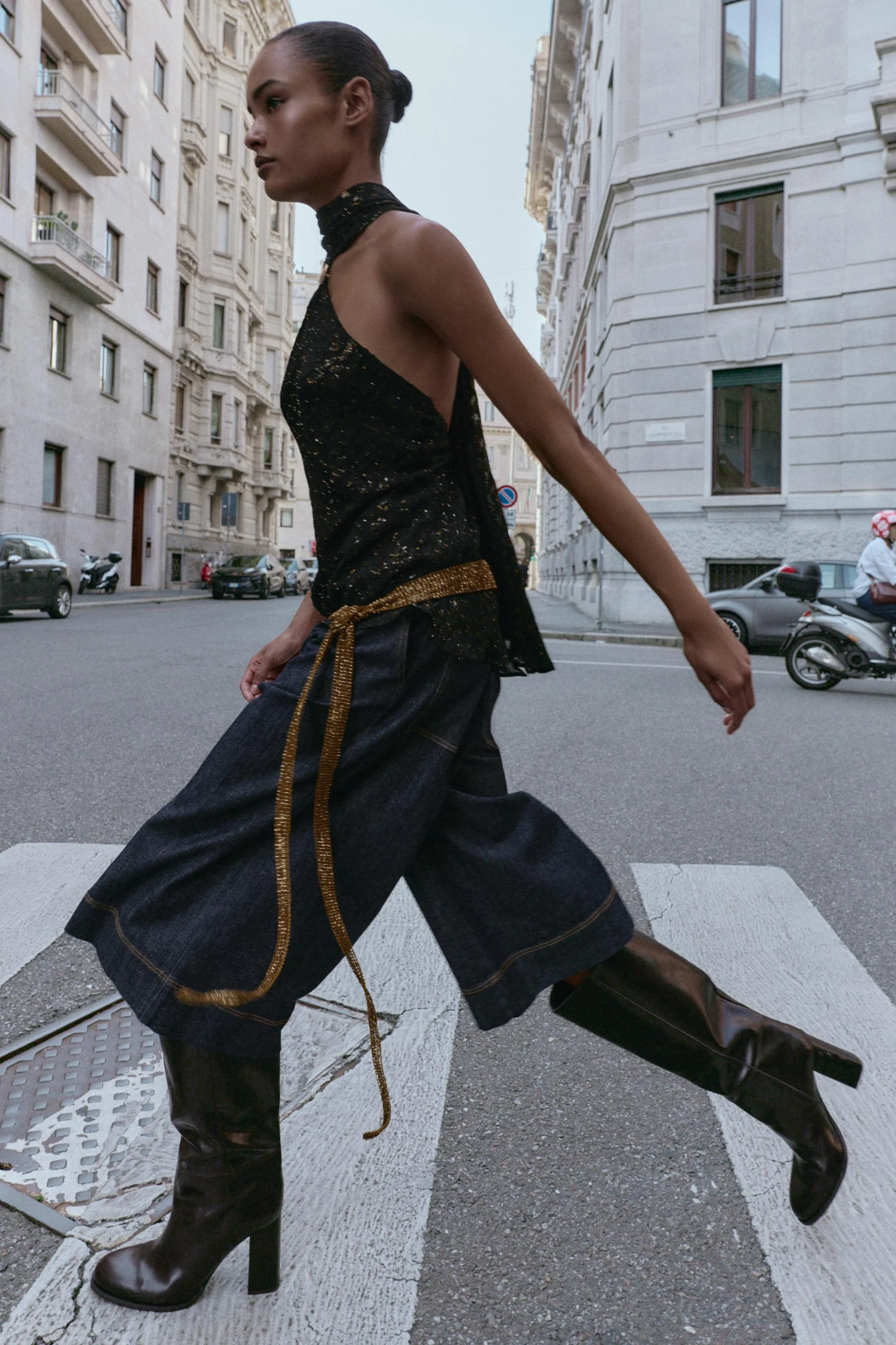 تاپ هالتر با تزیینات نخ فلزی