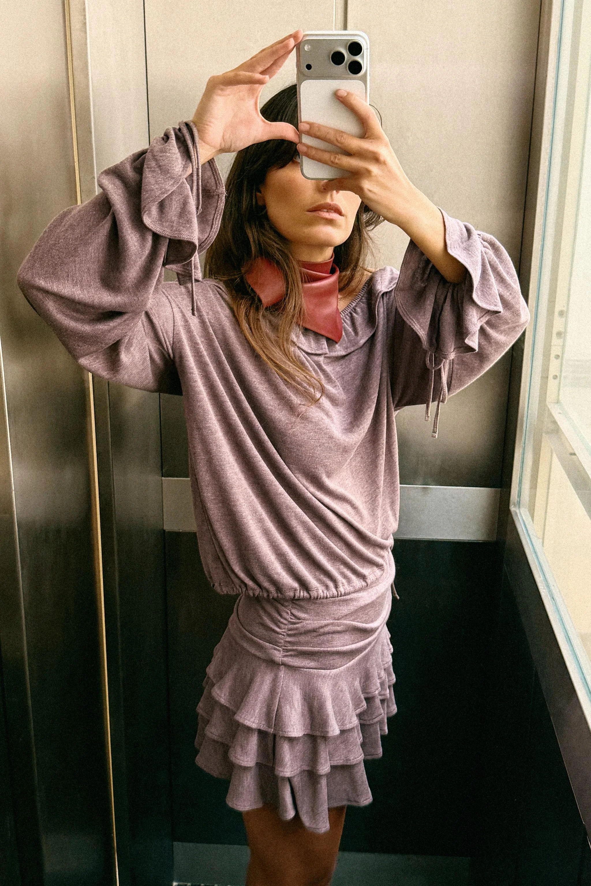 تاپ با یقه نامتقارن و چین دار تاپ با یقه نامتقارن و چین دار