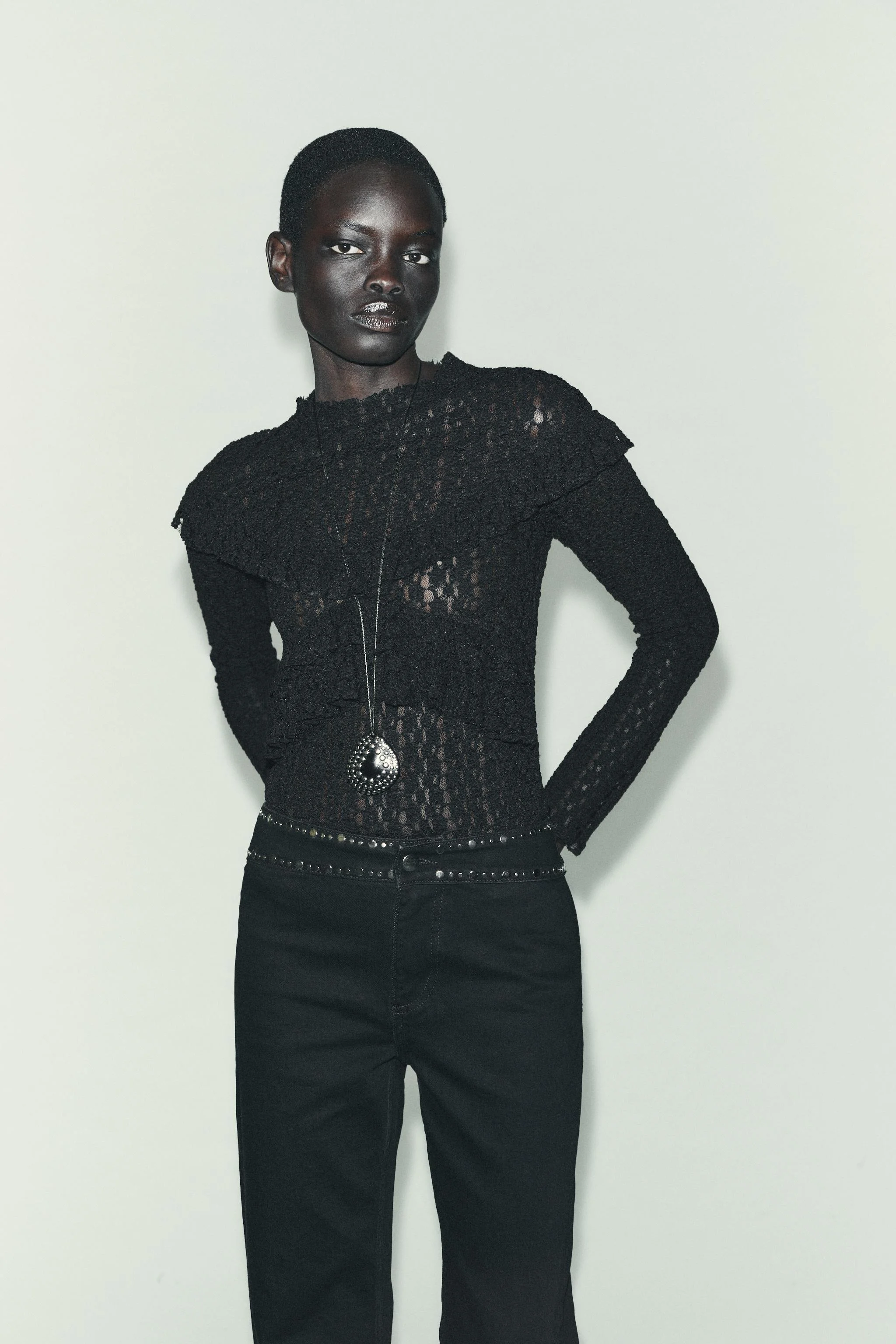 تاپ گیپوری با تزئینات چیندار تاپ گیپوری با تزئینات چیندار