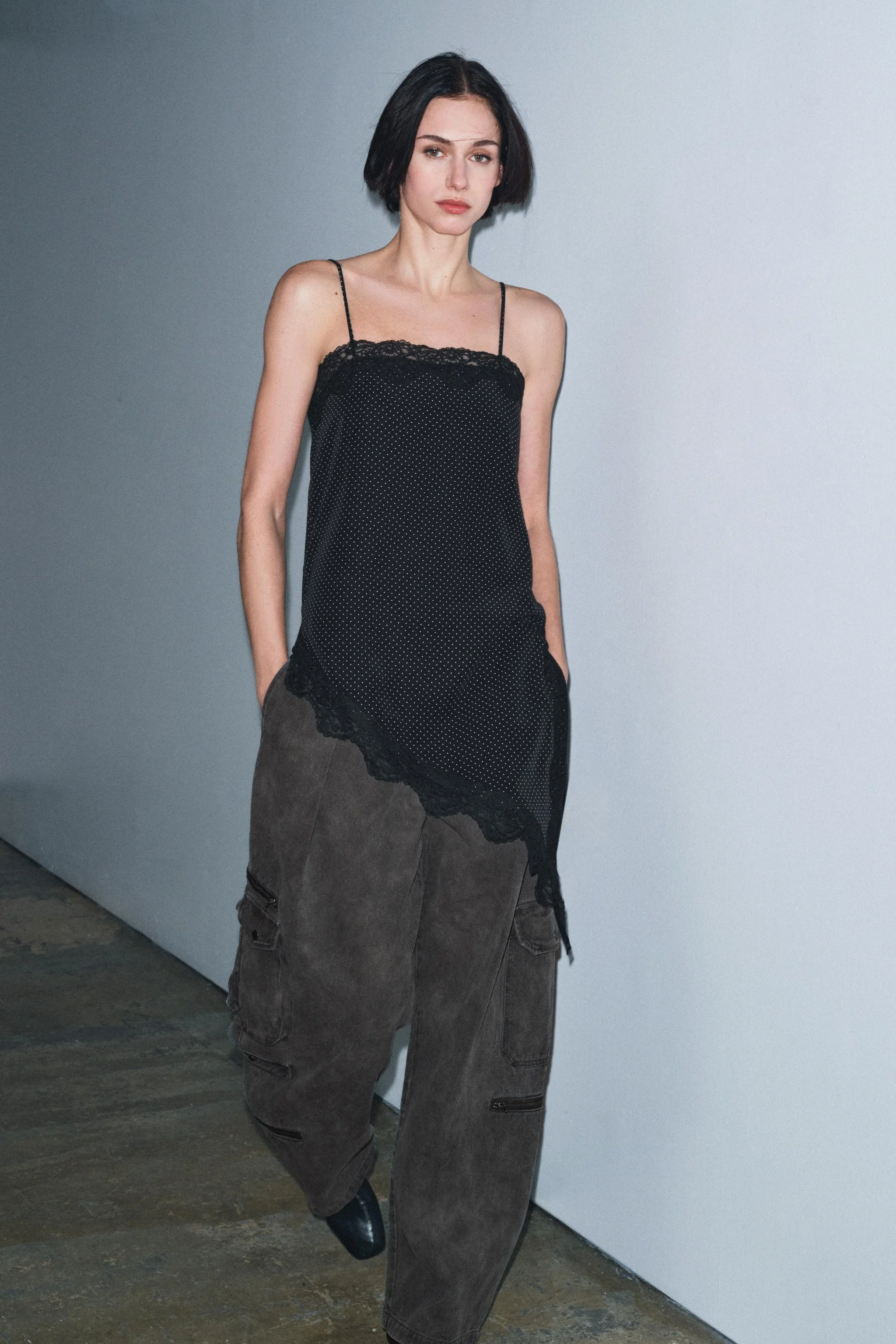 تاپ زنانه ZW COLLECTION با طرح خال خالی نامتقارن