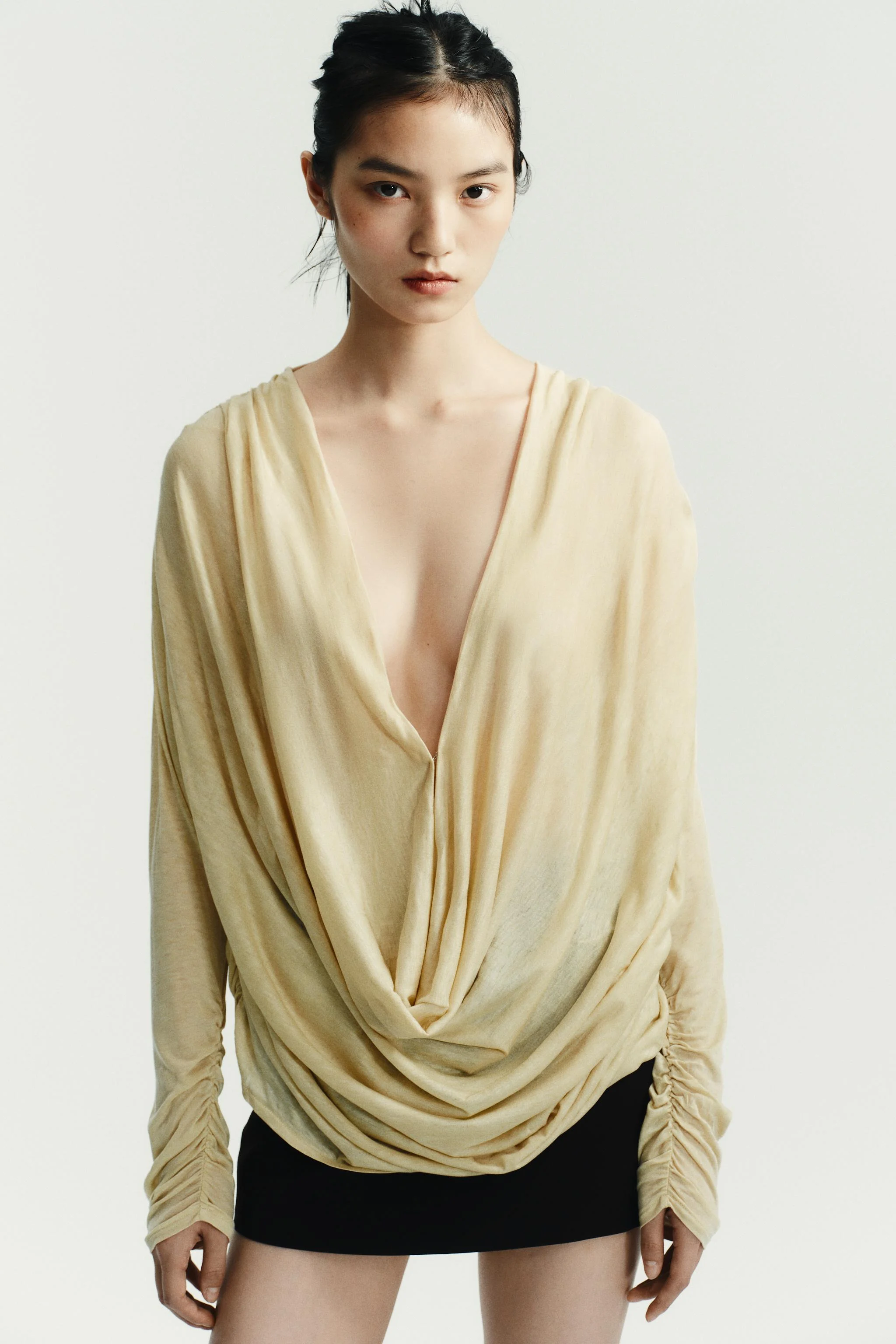 تاپ یقه باز و حالت دار تاپ یقه باز و حالت دار