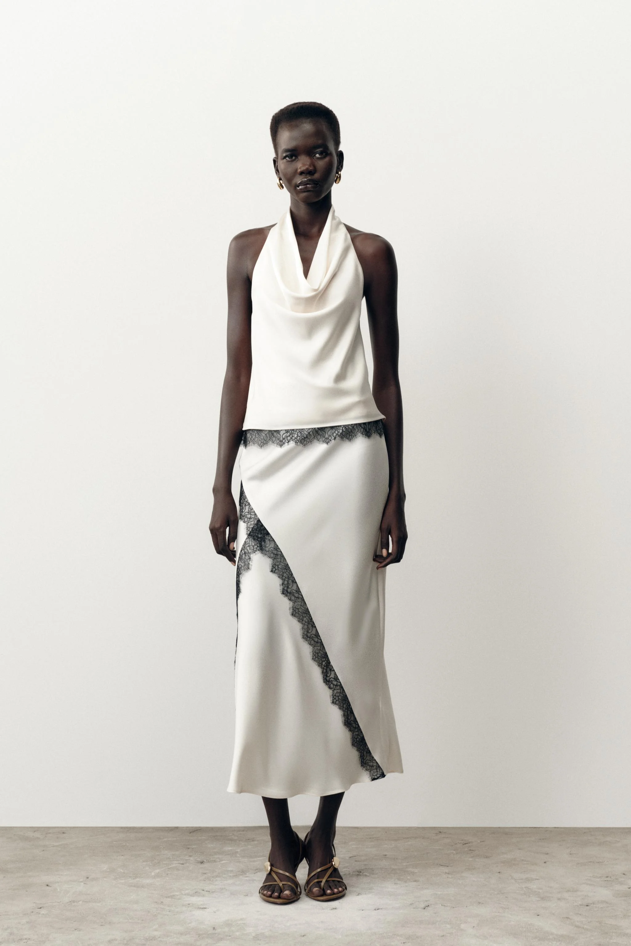 تاپ یقه هالتر ساتن با گیپور تاپ یقه هالتر ساتن با گیپور