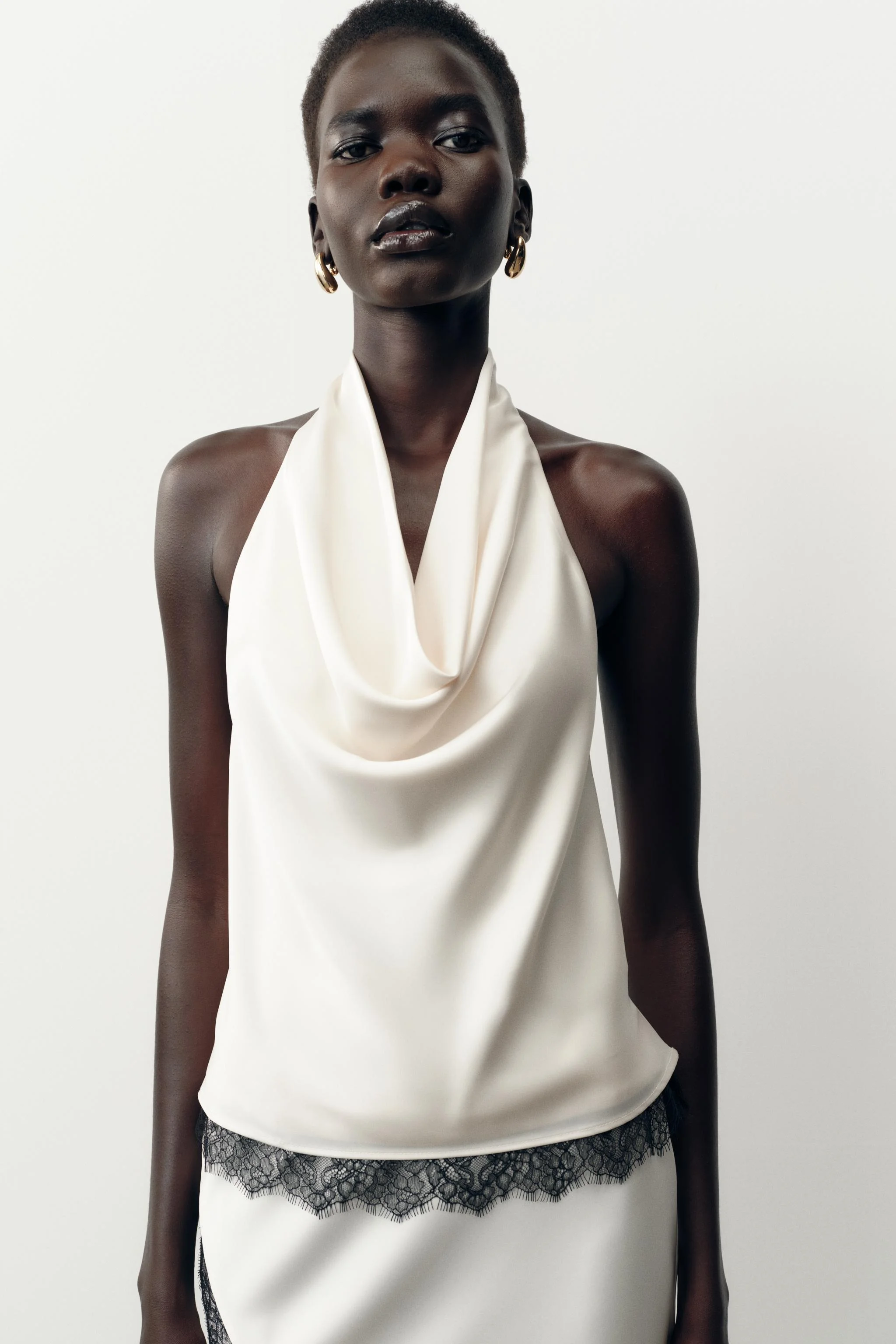 تاپ یقه هالتر ساتن با گیپور تاپ یقه هالتر ساتن با گیپور