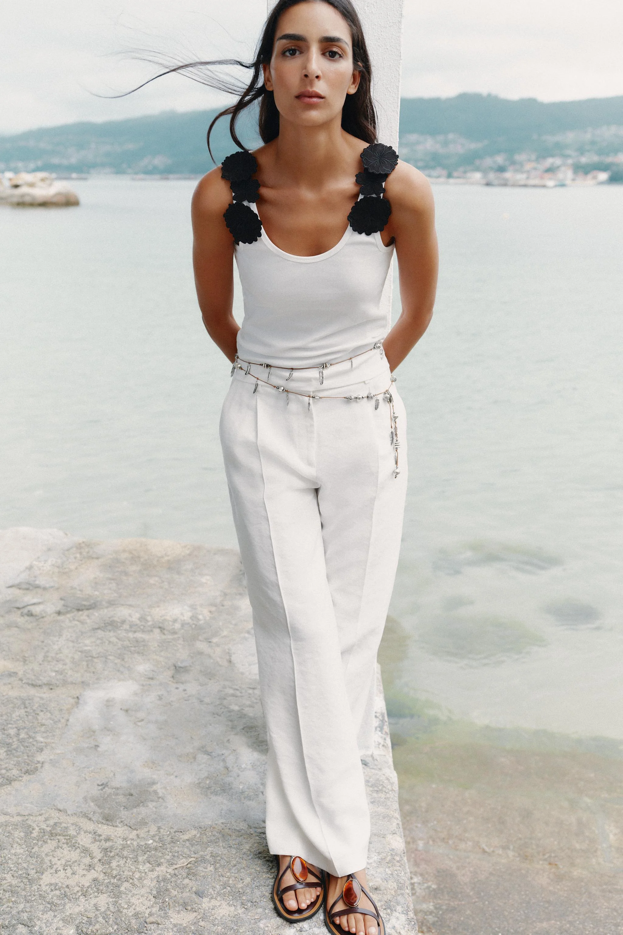 تاپ با تزیینات گلدوزی تاپ با تزیینات گلدوزی