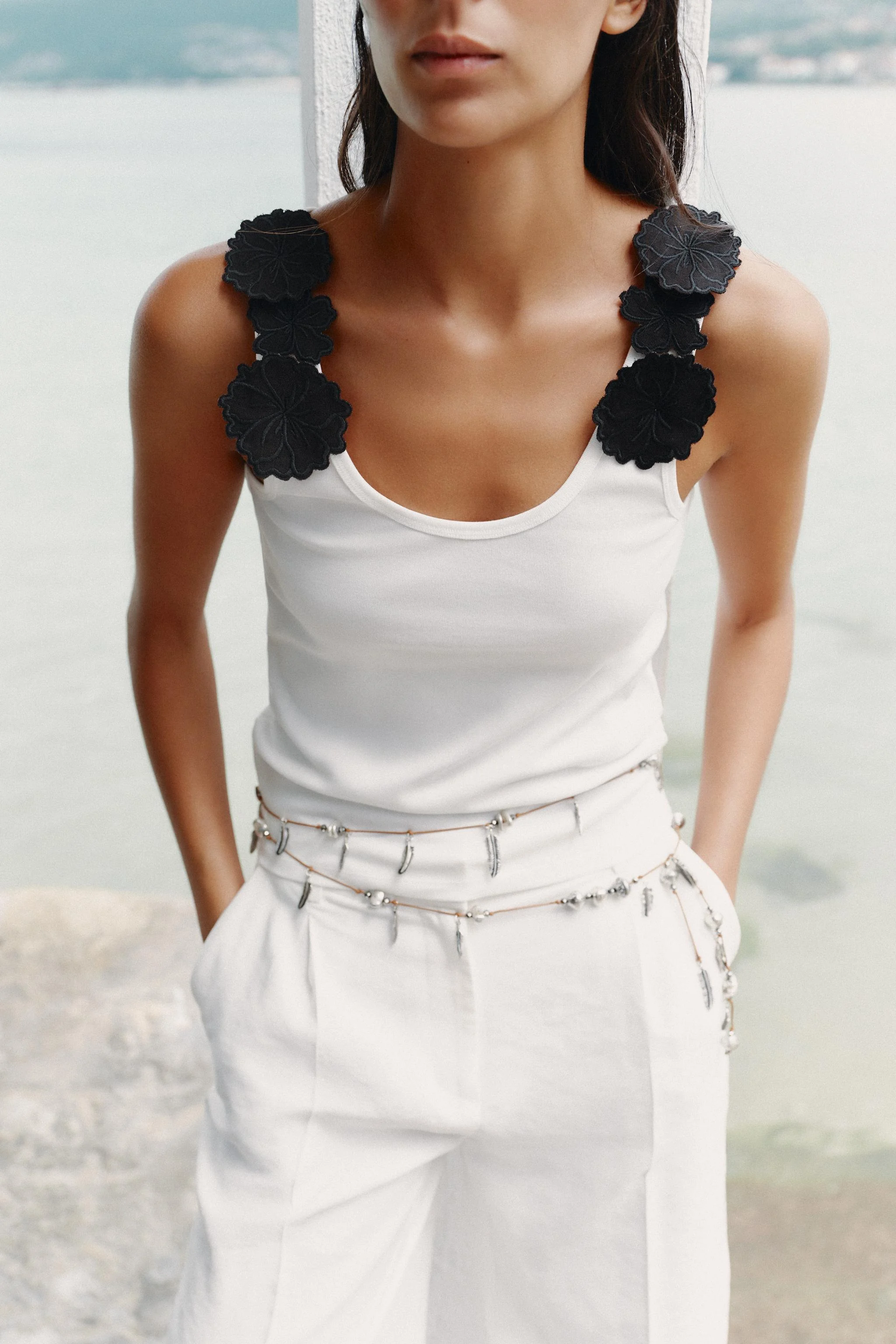 تاپ با تزیینات گلدوزی تاپ با تزیینات گلدوزی