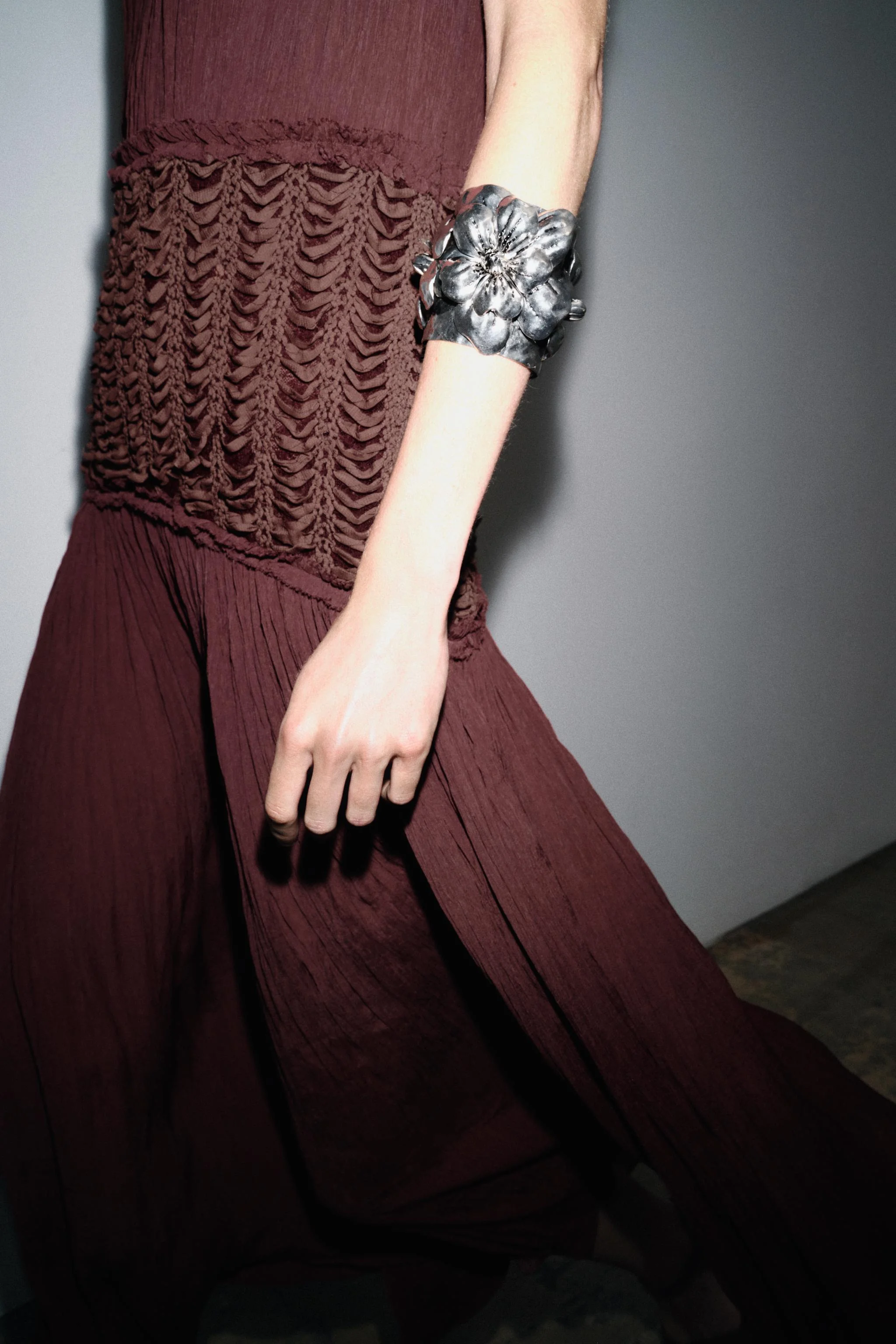 دستبند النگویی فلزی با طرح گل