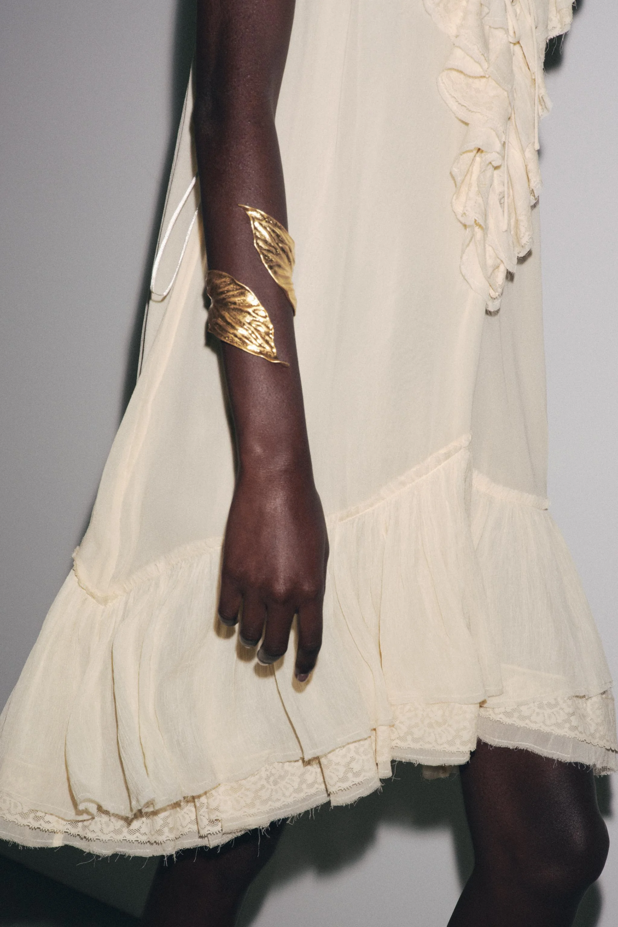 دستبند فلزی با طرح برگ