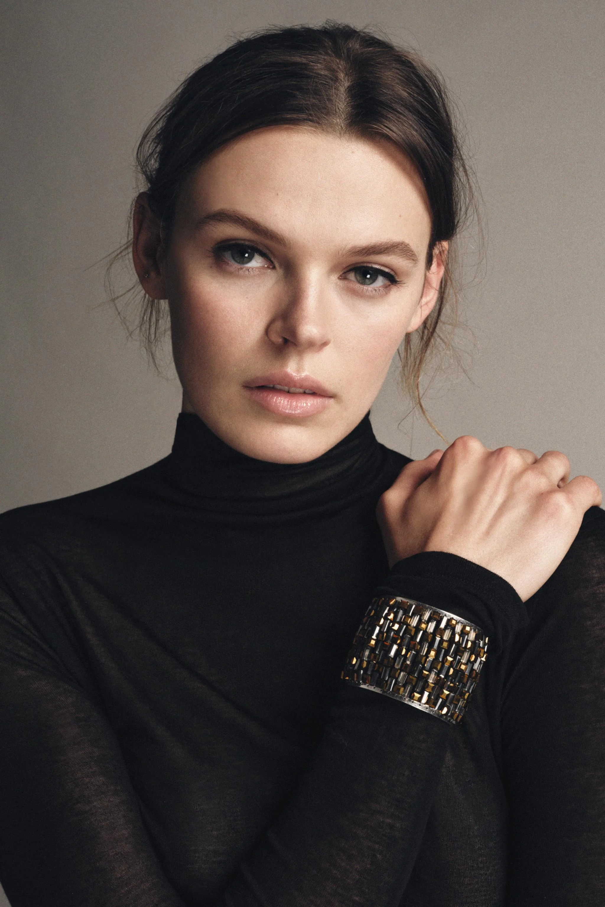 دستبند فلزی با مهره های رنگی