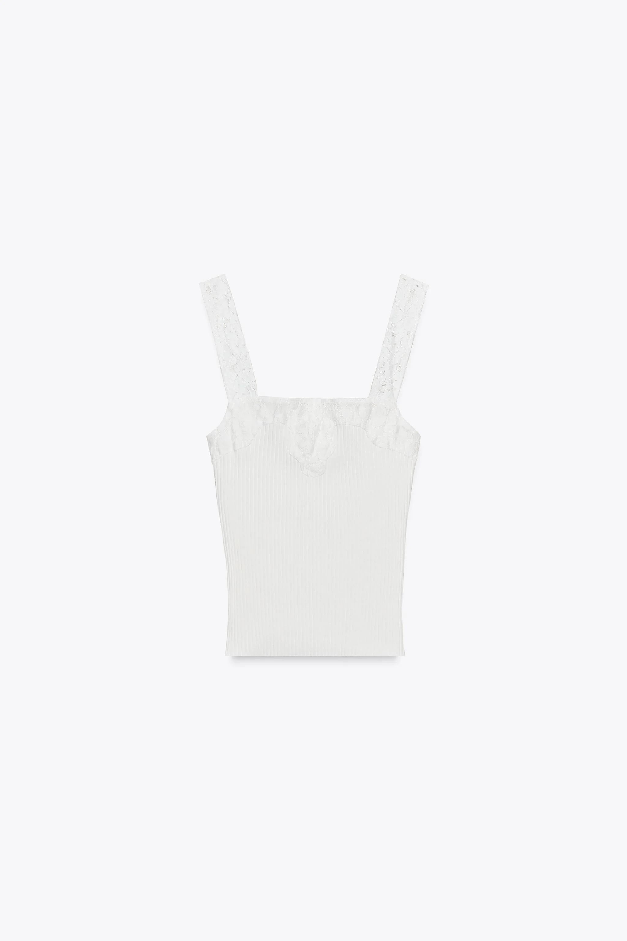 تاپ یقه صاف دکلته و بند پهن. دارای جزئیات توری همرنگ. پارچه کبریتی.