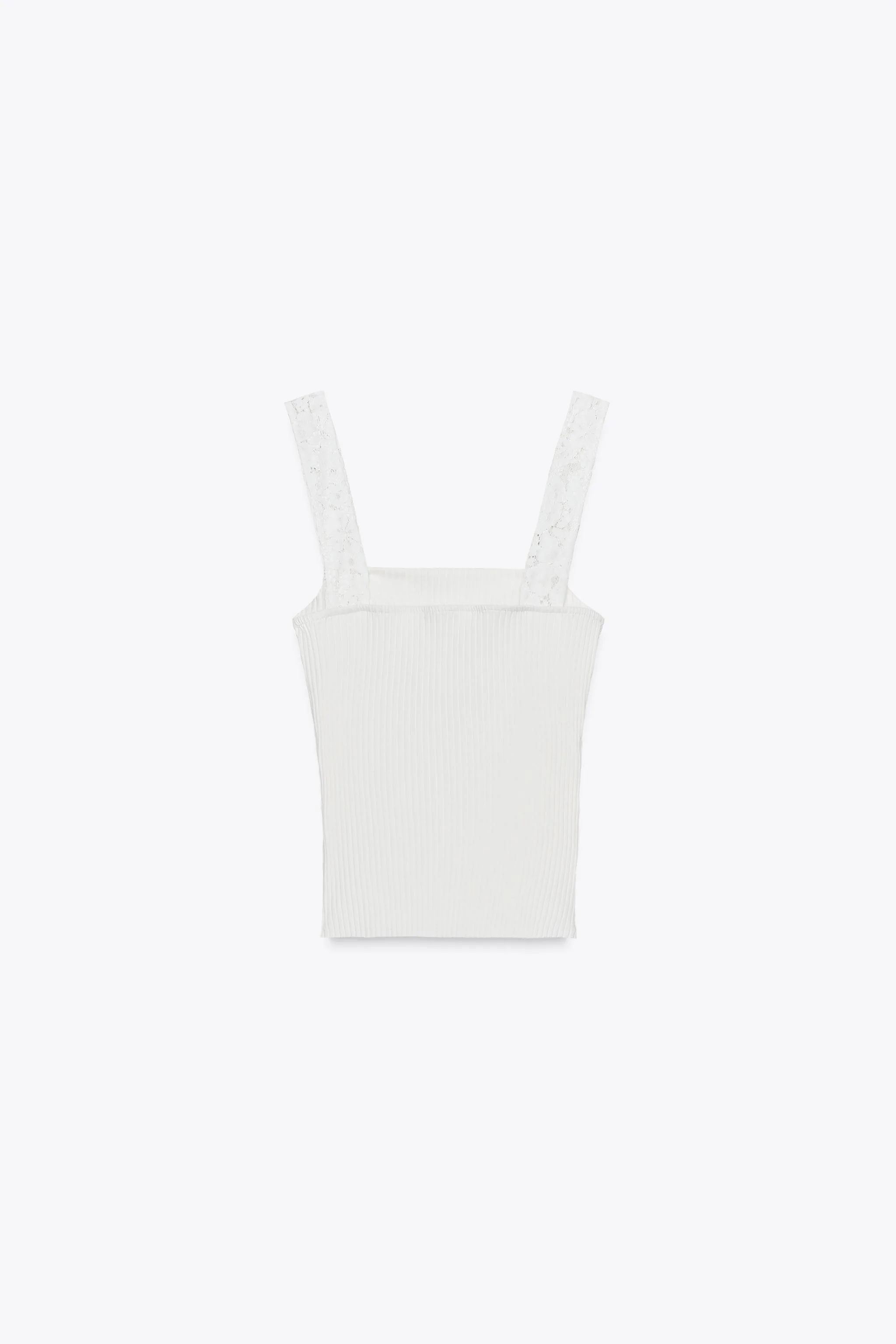 تاپ یقه صاف دکلته و بند پهن. دارای جزئیات توری همرنگ. پارچه کبریتی.