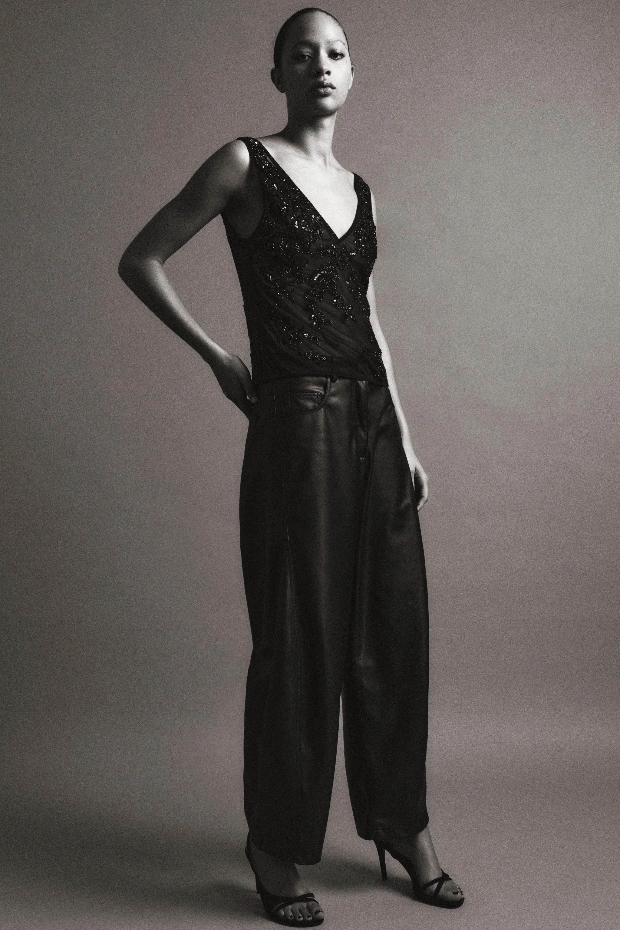 تاپ بنددار با پارچه توری گلدوزی شده