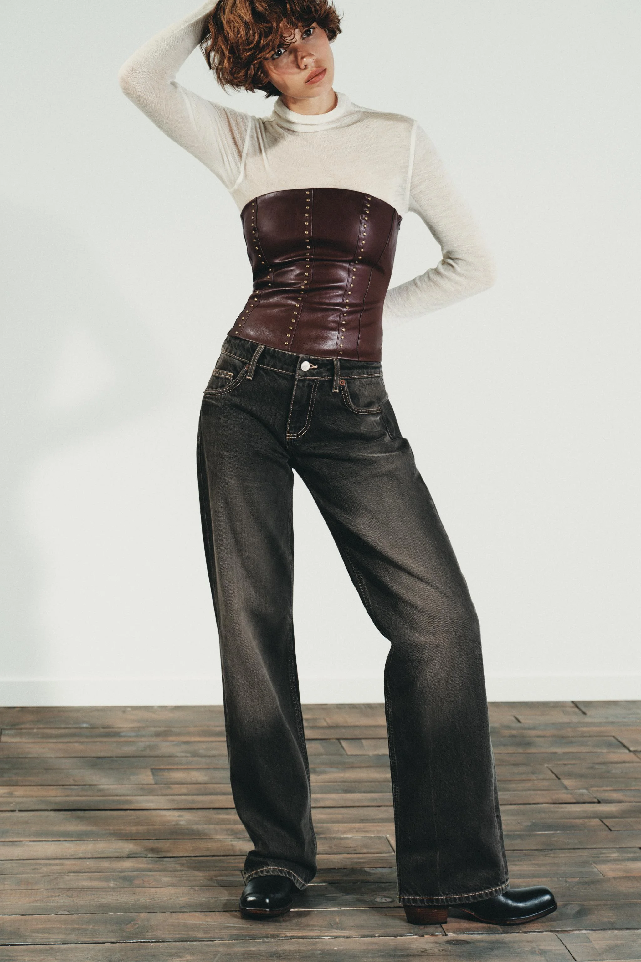 نیم تنه یقه صاف چرم مصنوعی با تزئینات پرچ