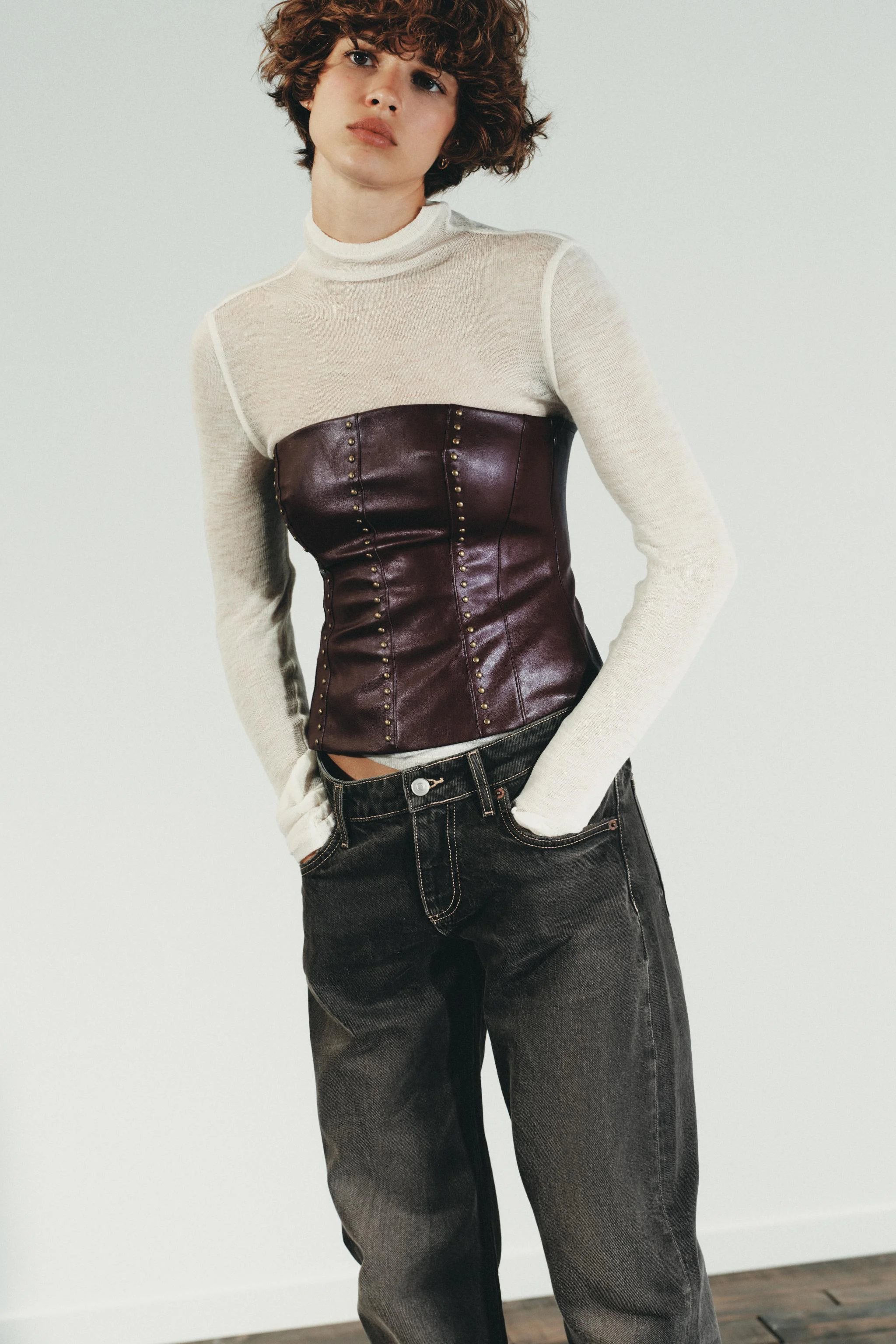 نیم تنه یقه صاف چرم مصنوعی با تزئینات پرچ