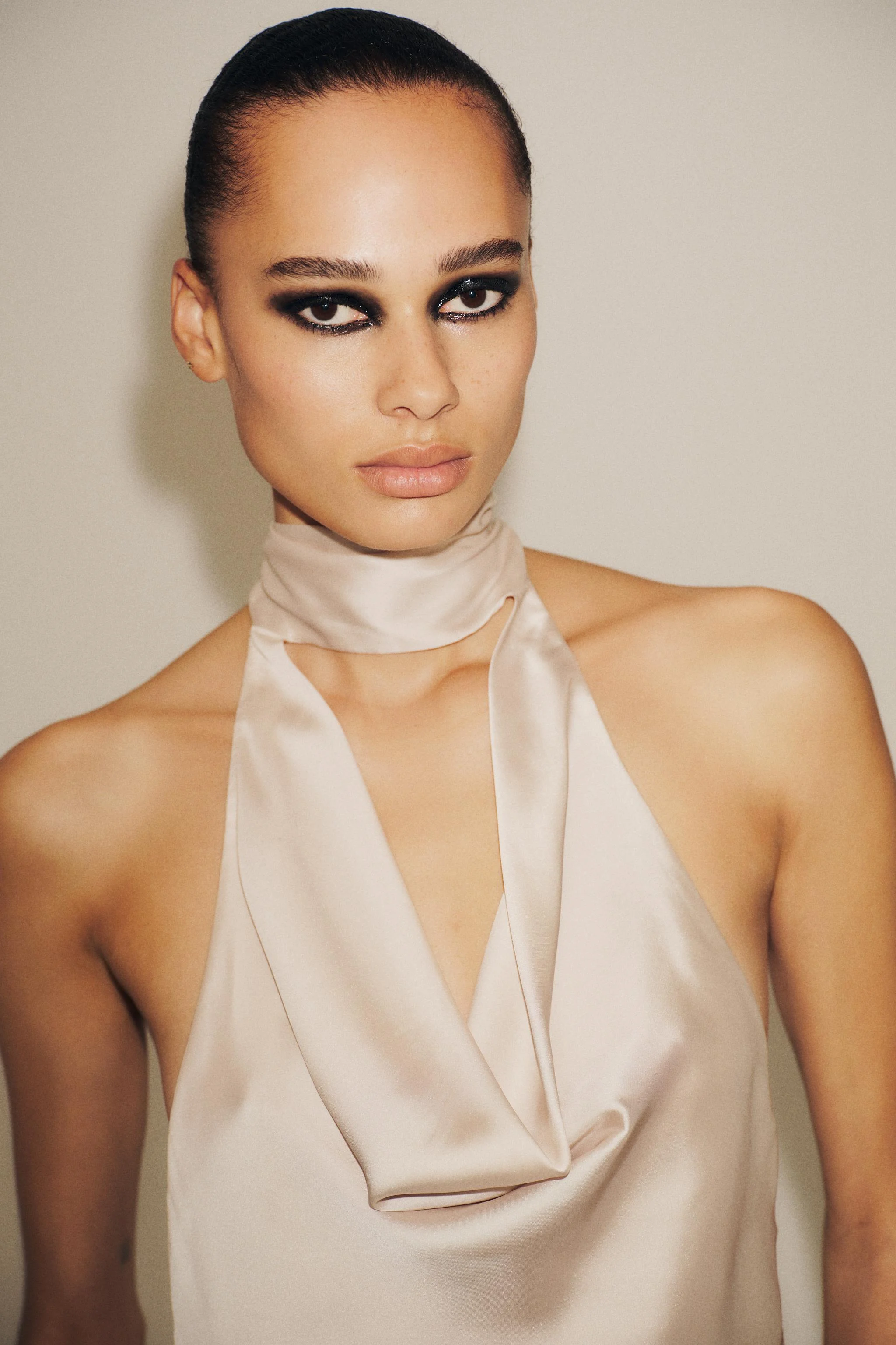 تاپ یقه هالتر ساتن ریش‌دار