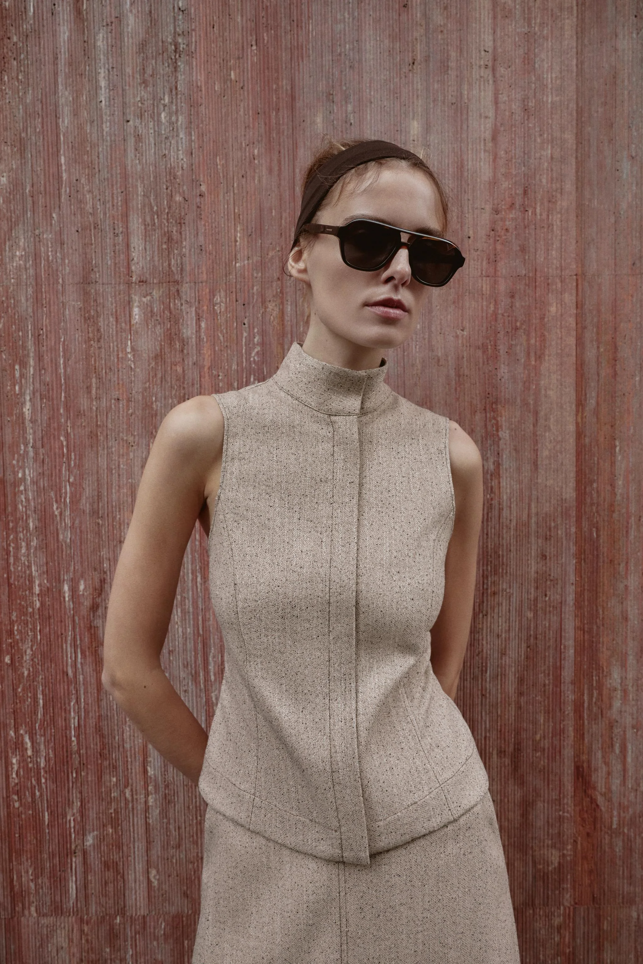 تاپ یقه ایستاده بدون آستین تاپ یقه ایستاده بدون آستین