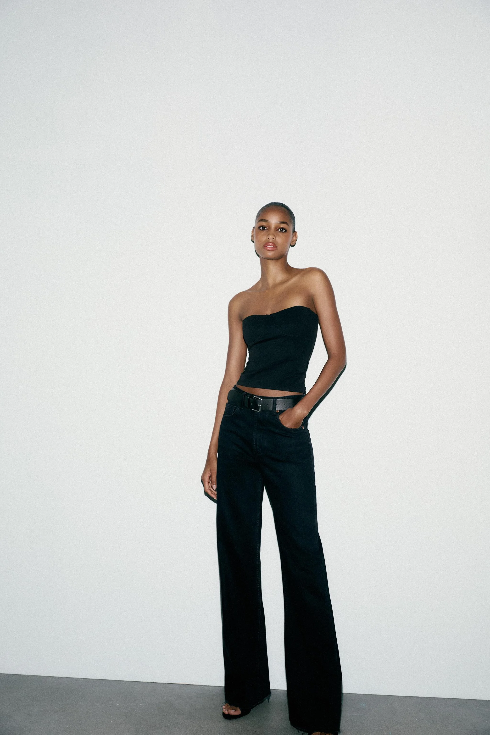 تاپ باندی با یقه صاف و طراحی بدون سرشانه